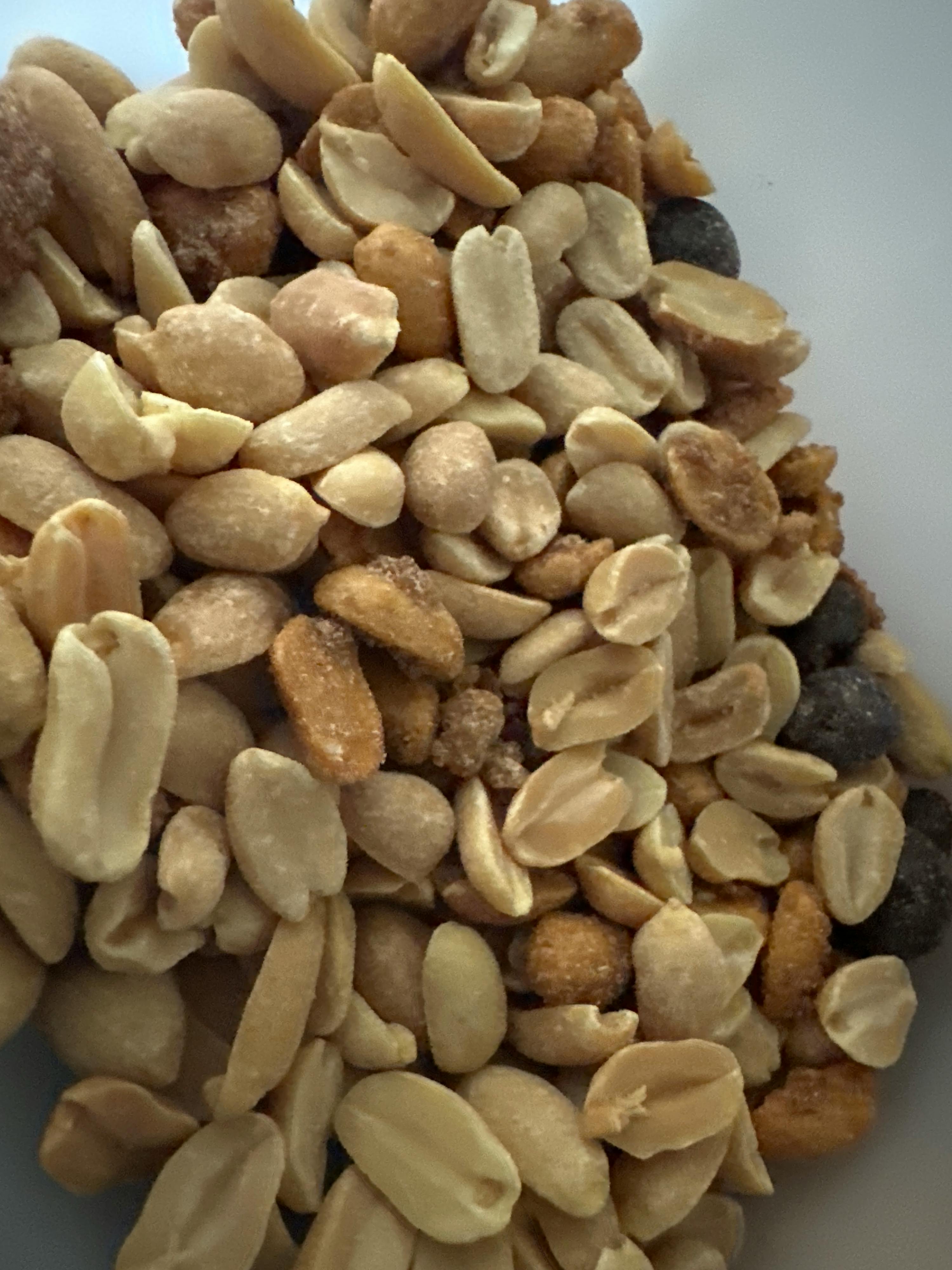 eine Schüssel mit Erdnüssen und anderen Snacks