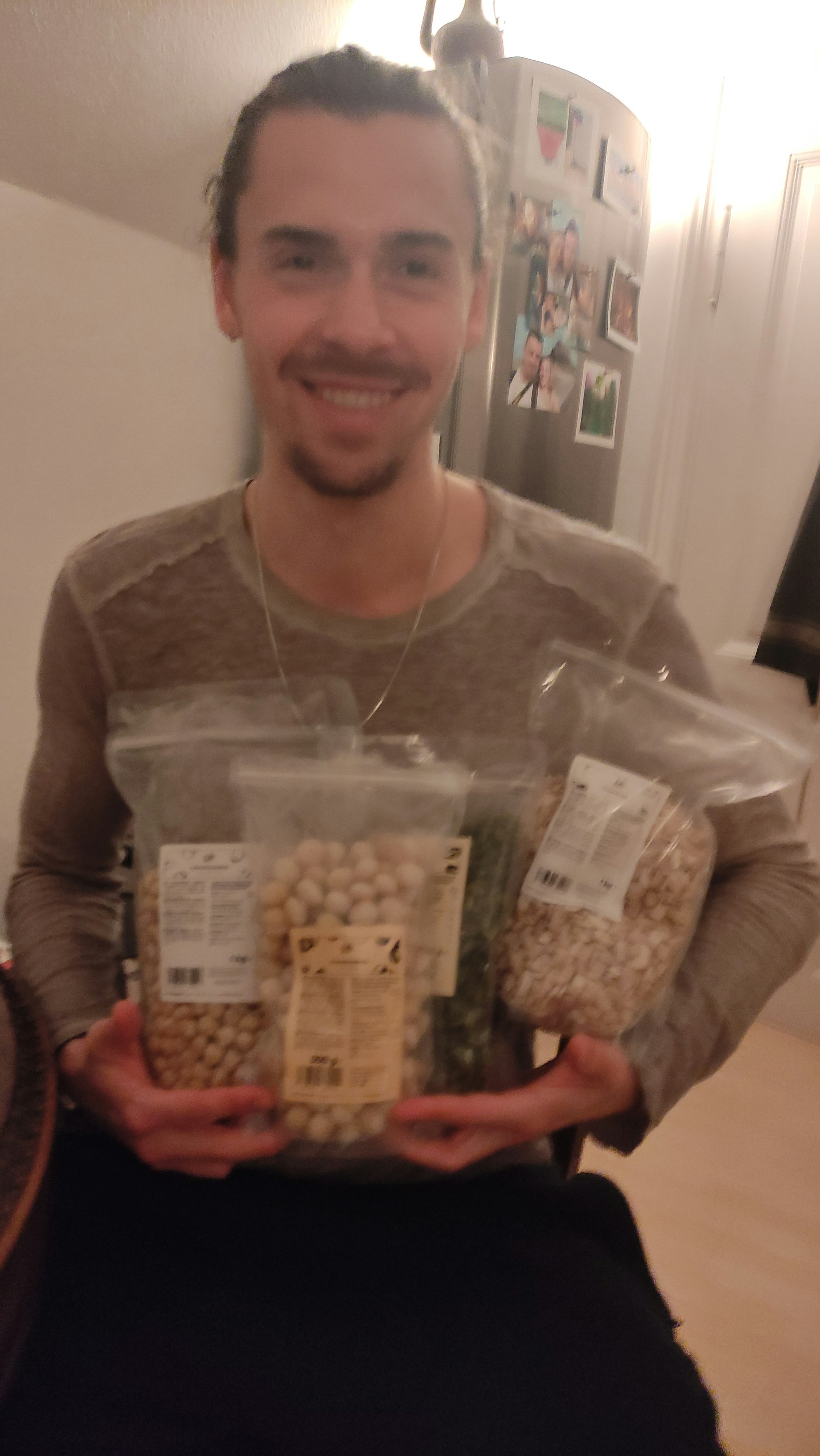 Buy our macadamia nuts KoRo Swiss