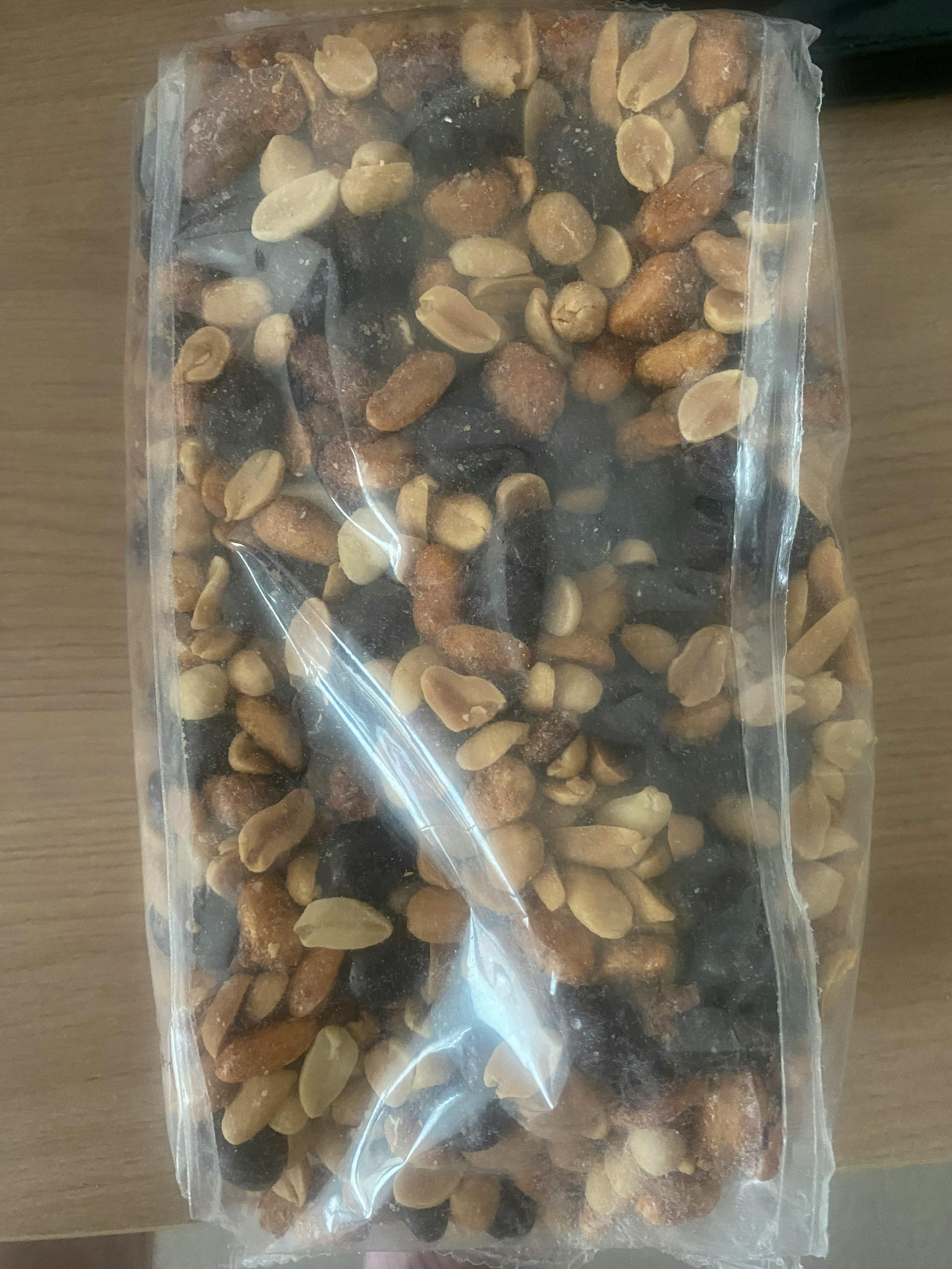 eine Plastiktüte mit Erdnüssen und Nüssen auf einem Tisch