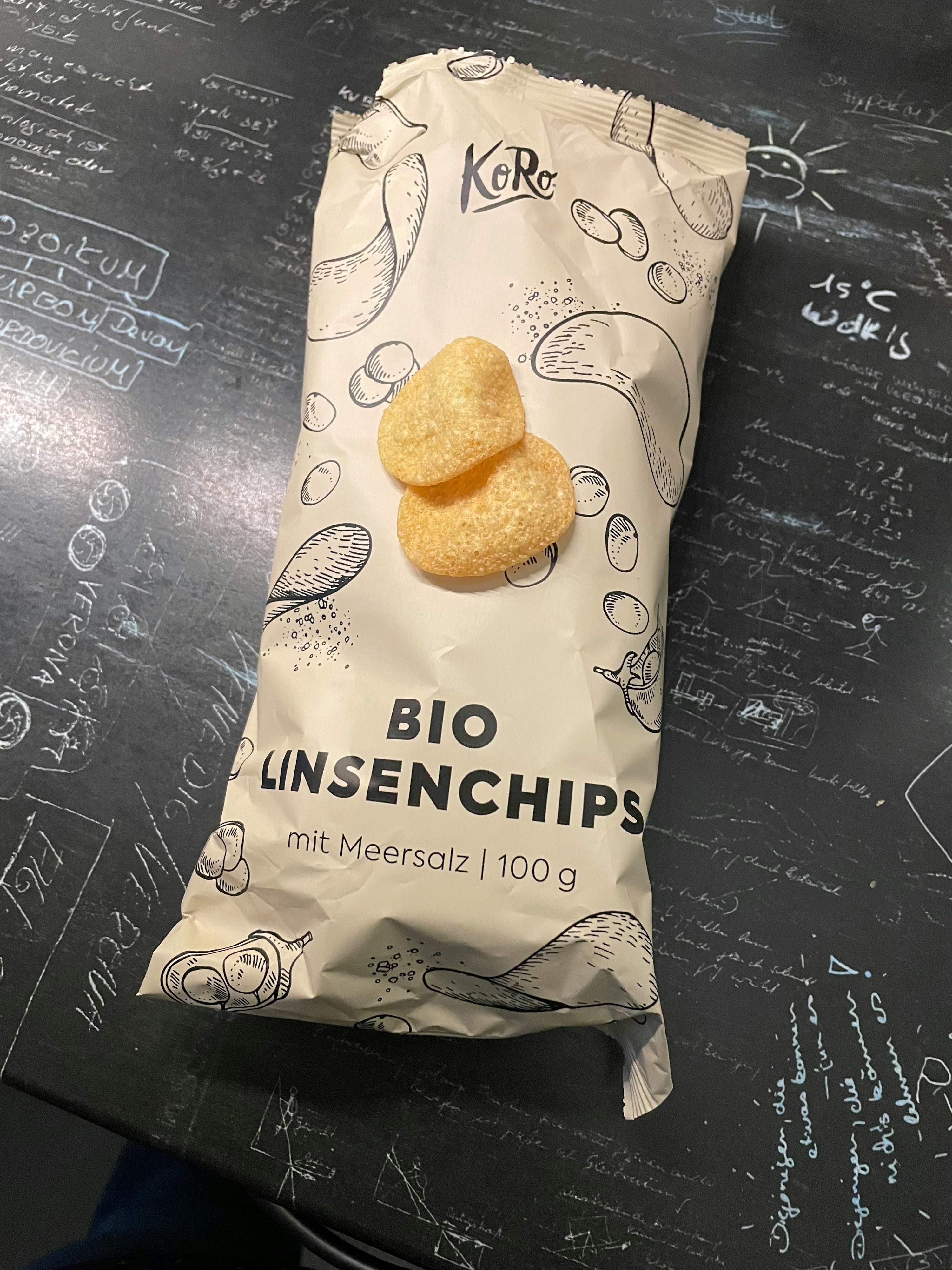 eine Tüte Linsenchips mit Meersalz liegt auf einem Tisch
