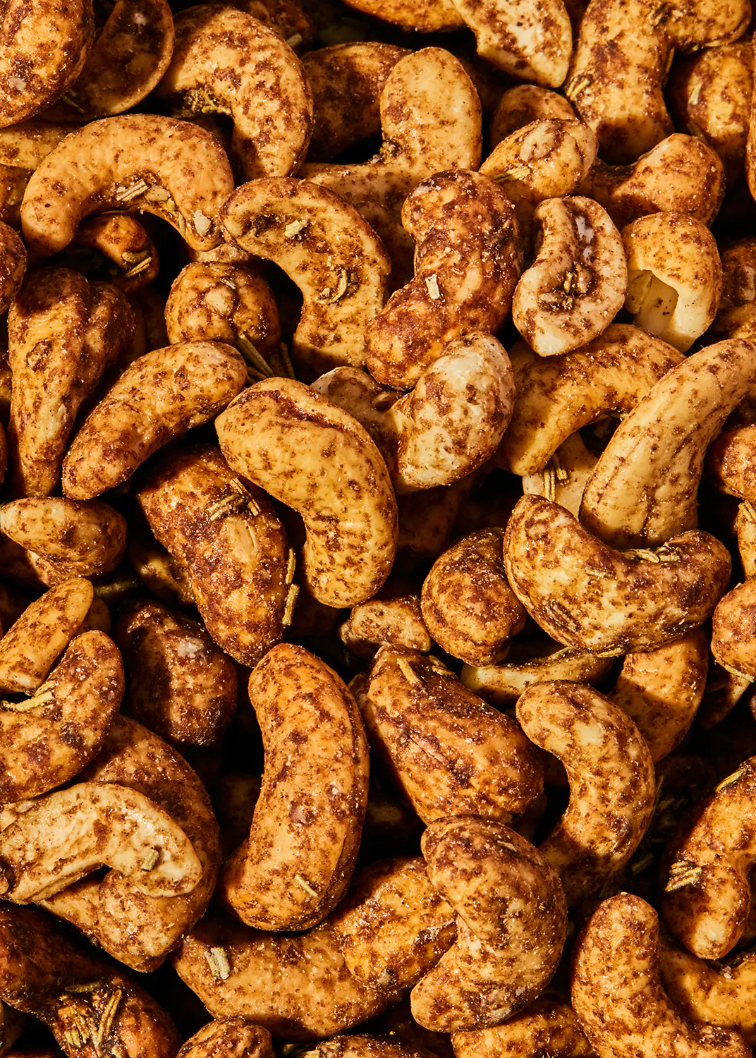 un gros plan d' un tas de noix de cajou