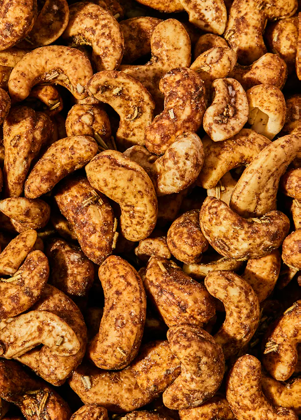 un gros plan d' un tas de noix de cajou