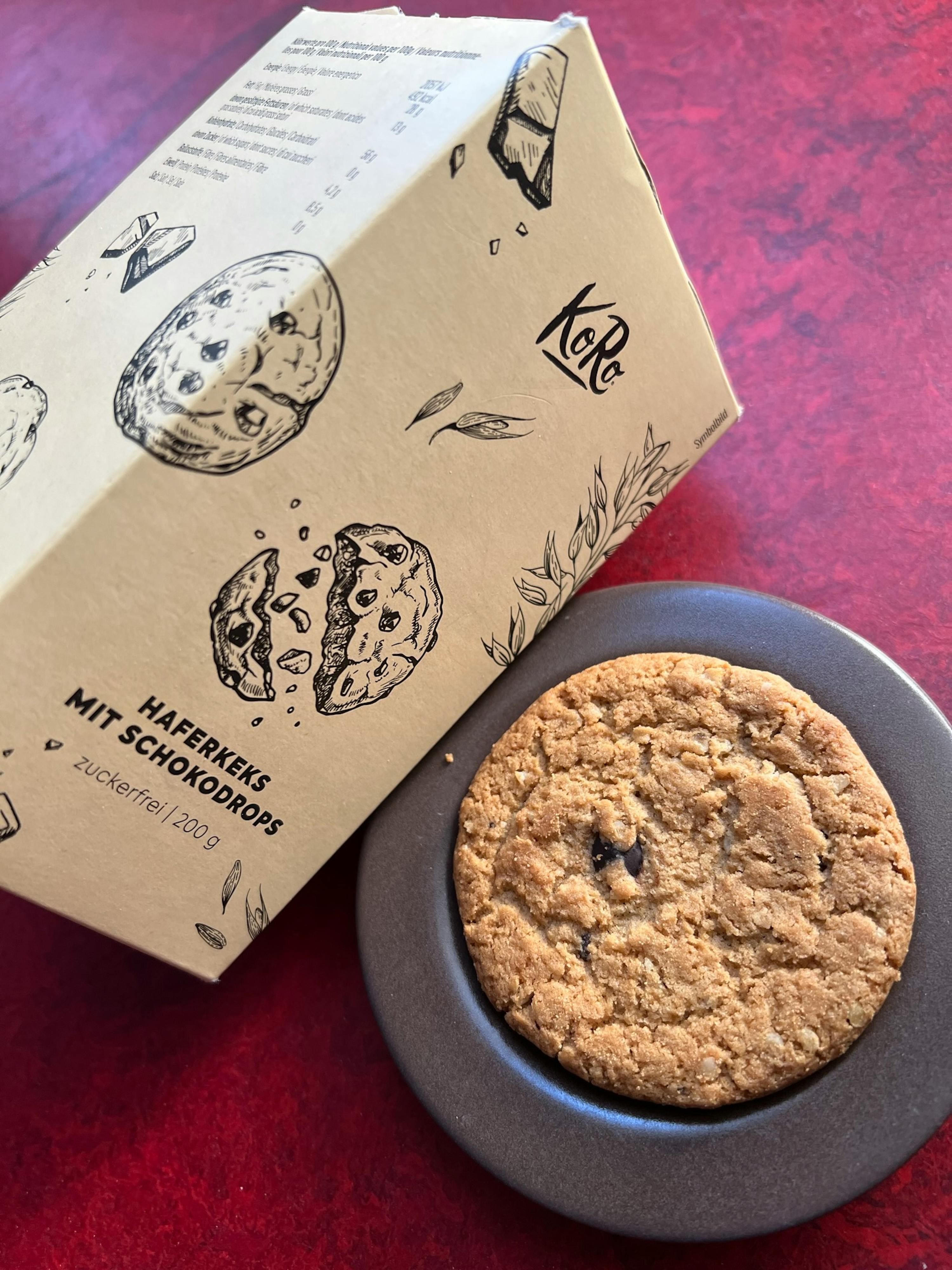 une boîte de biscuits à l' avoine avec des pépites de chocolat