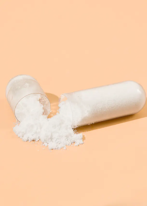 une capsule est ouverte et remplie de poudre blanche