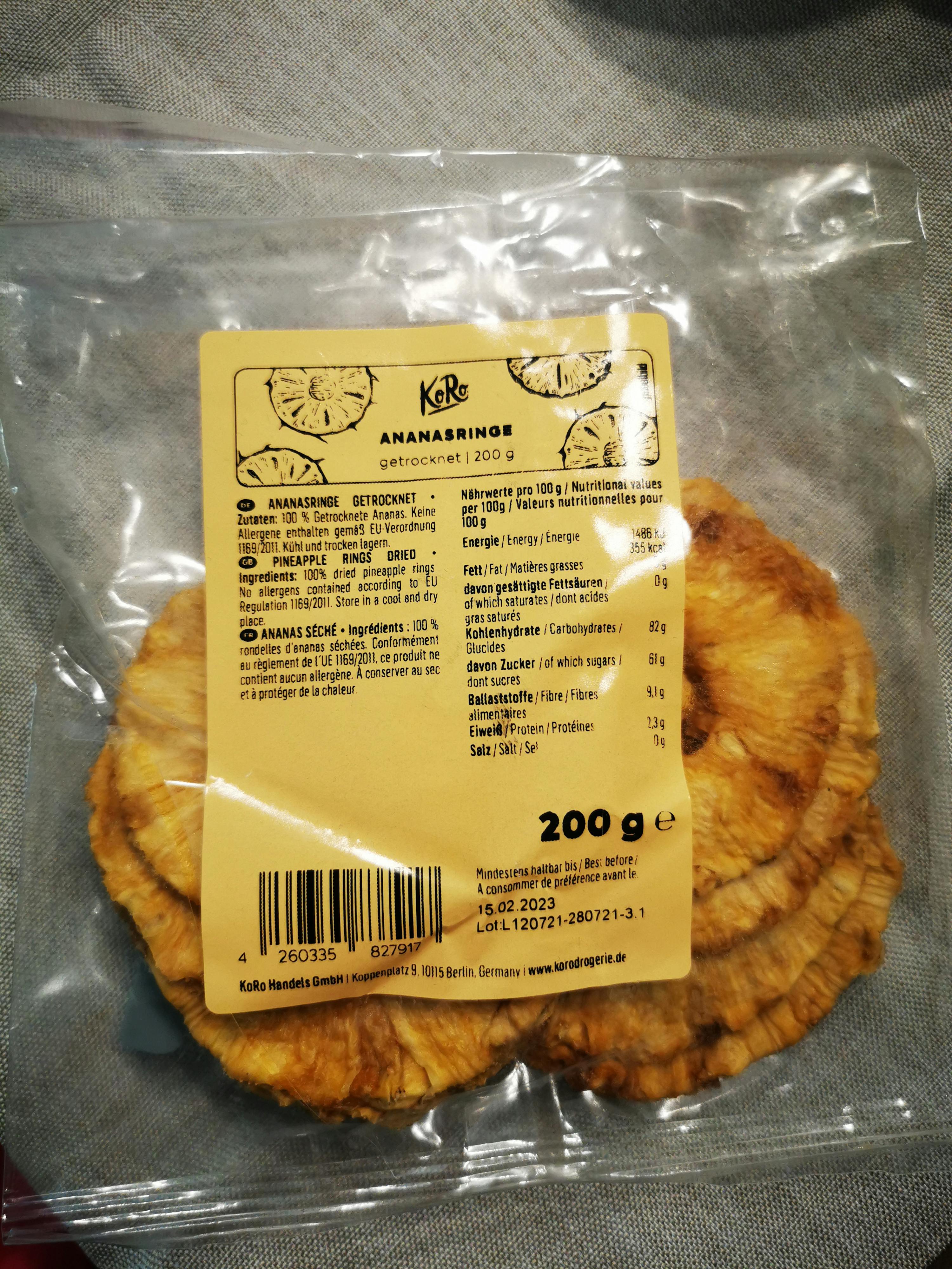 eine Packung ananasringe mit einem Etikett auf der Rückseite