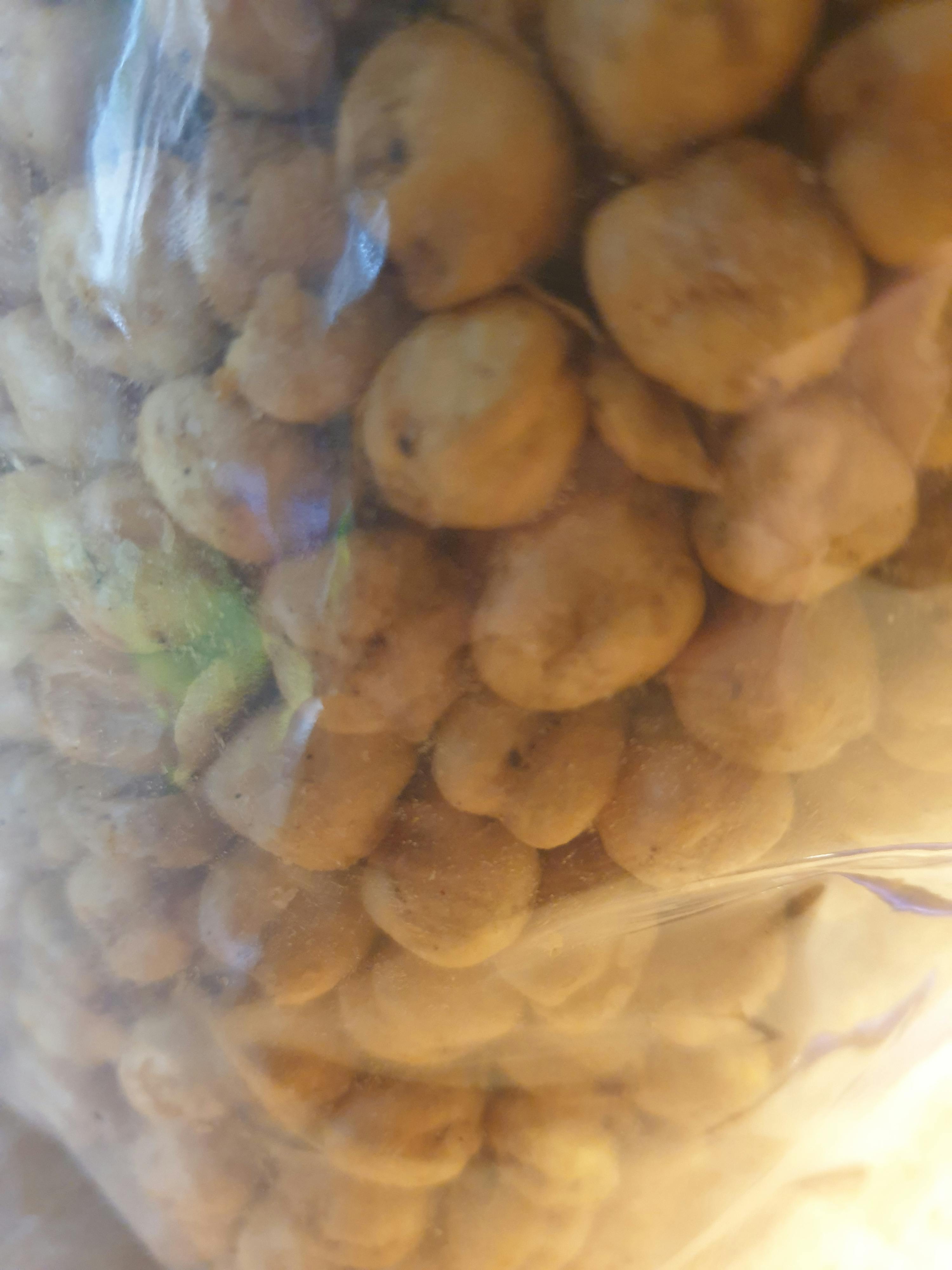 eine Nahaufnahme eines Plastikbeutels voller Kartoffeln