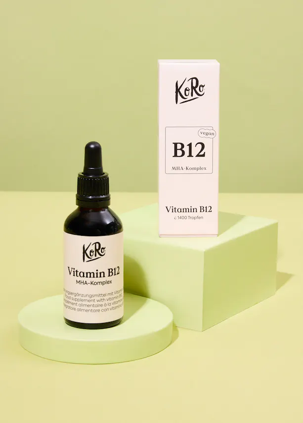 une bouteille de vitamine b12 est assise à côté d' une boîte de vitamine b12