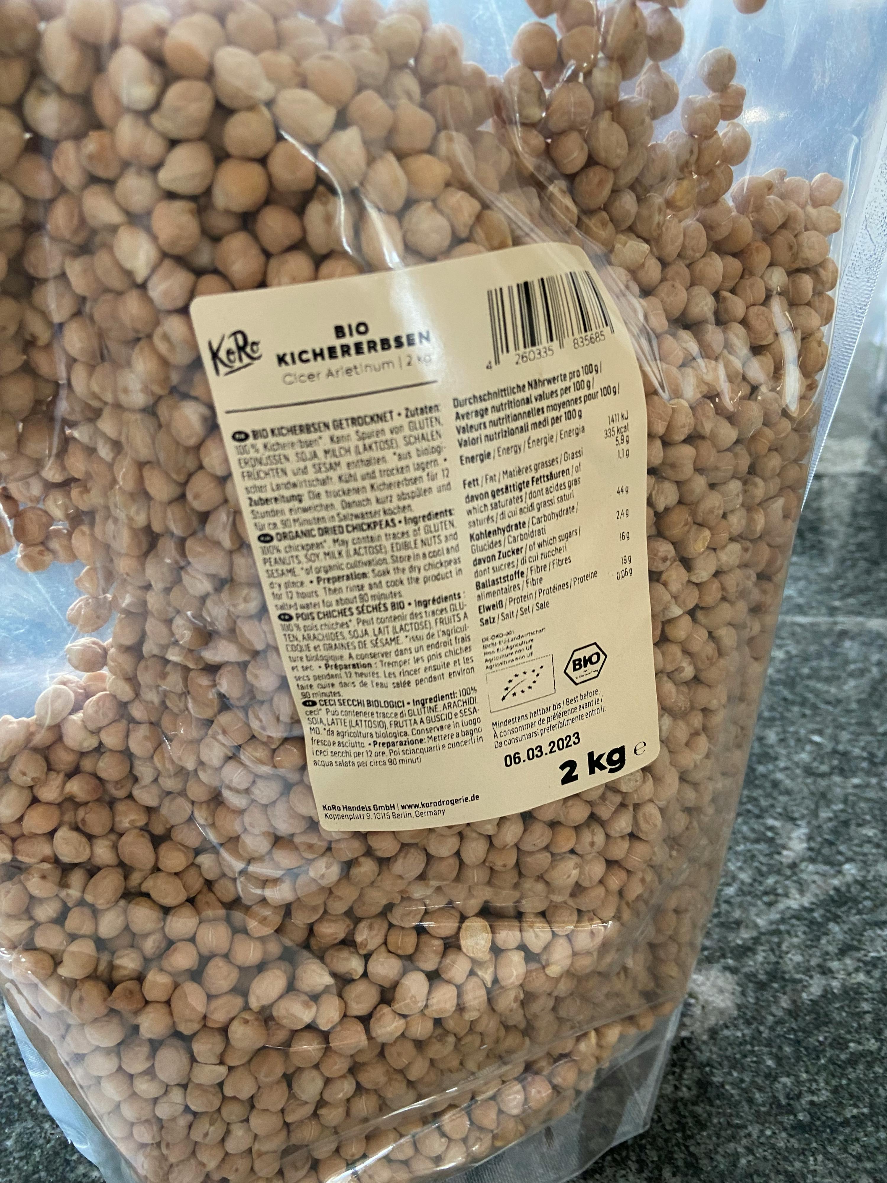un sac de pois chiches bio avec une étiquette sur le côté