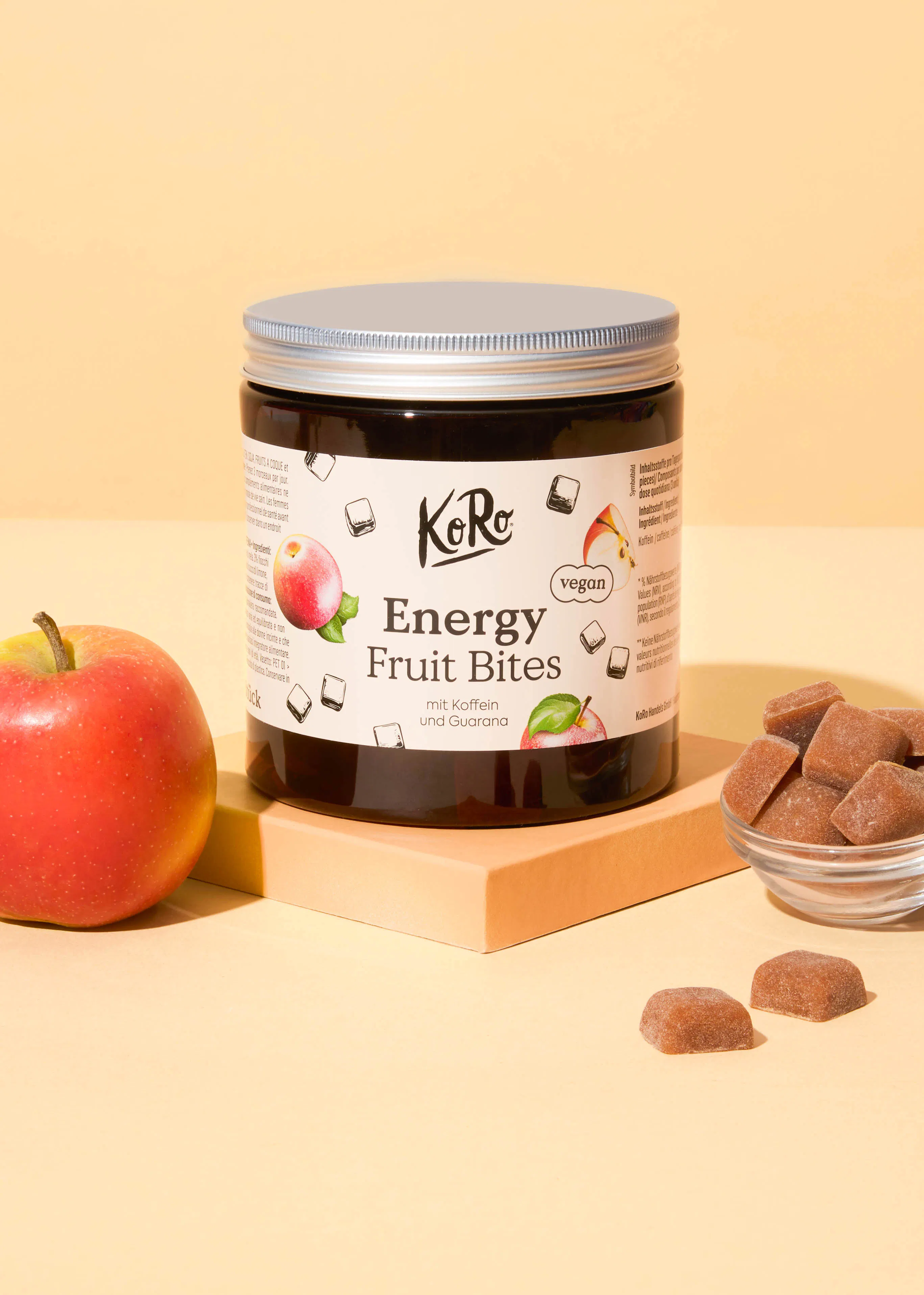 un bocal de bonbons à la pomme avec l' étiquette " energy fruit bites "