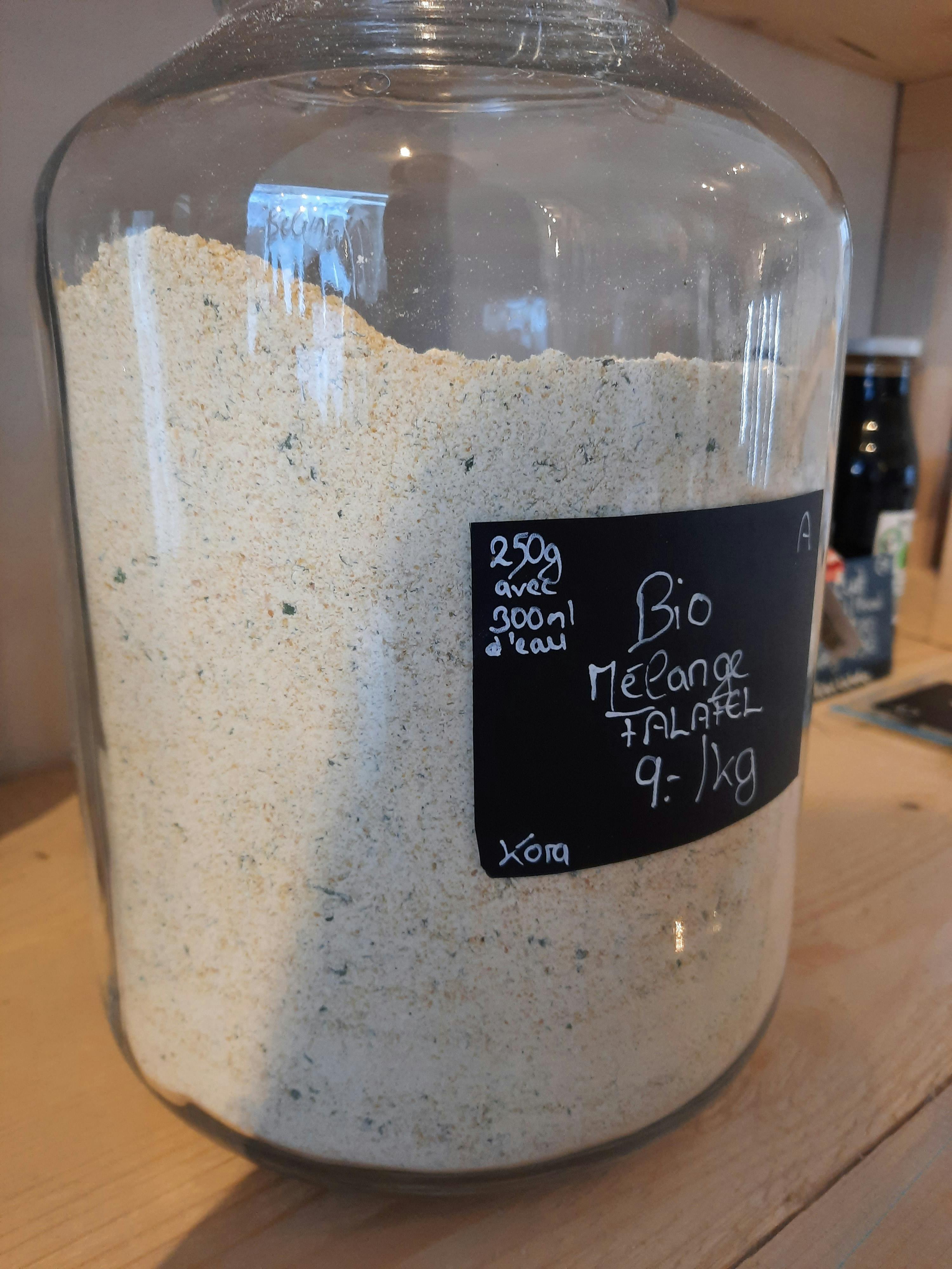 ein Glas mit einem Etikett darauf , das sagt bio melange falafel