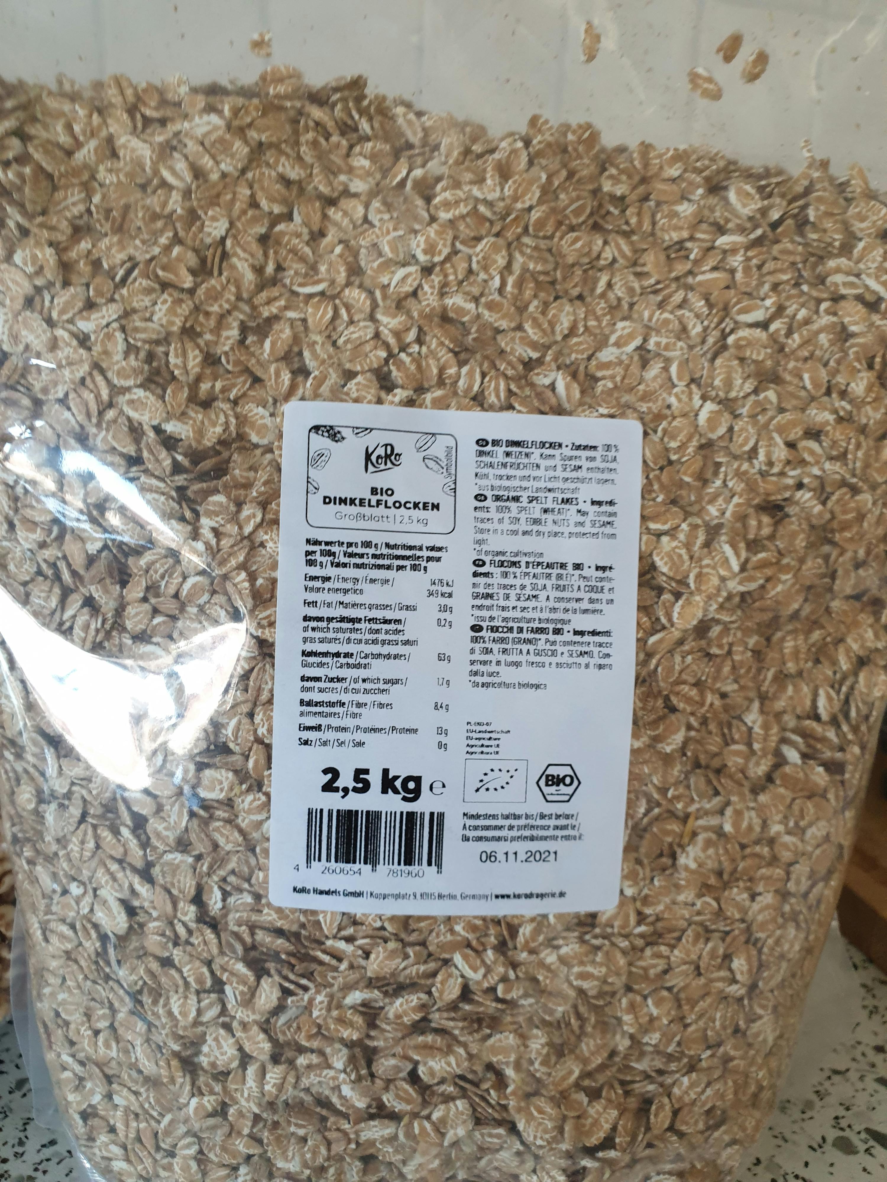 eine Tüte Haferflocken mit einem Etikett auf der Rückseite