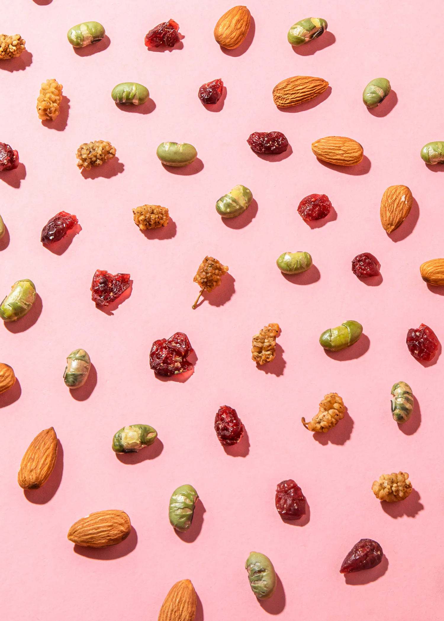 un motif de noix et de fruits secs sur fond rose