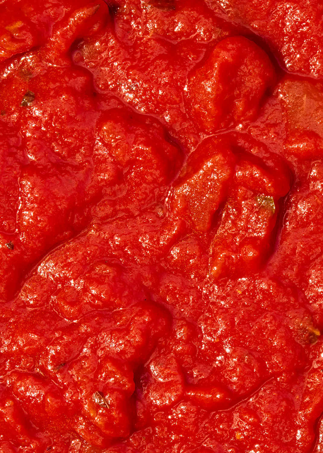 un gros plan d' une sauce aux tomates rouges