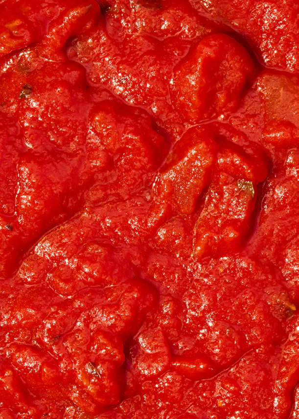 un gros plan d' une sauce aux tomates rouges