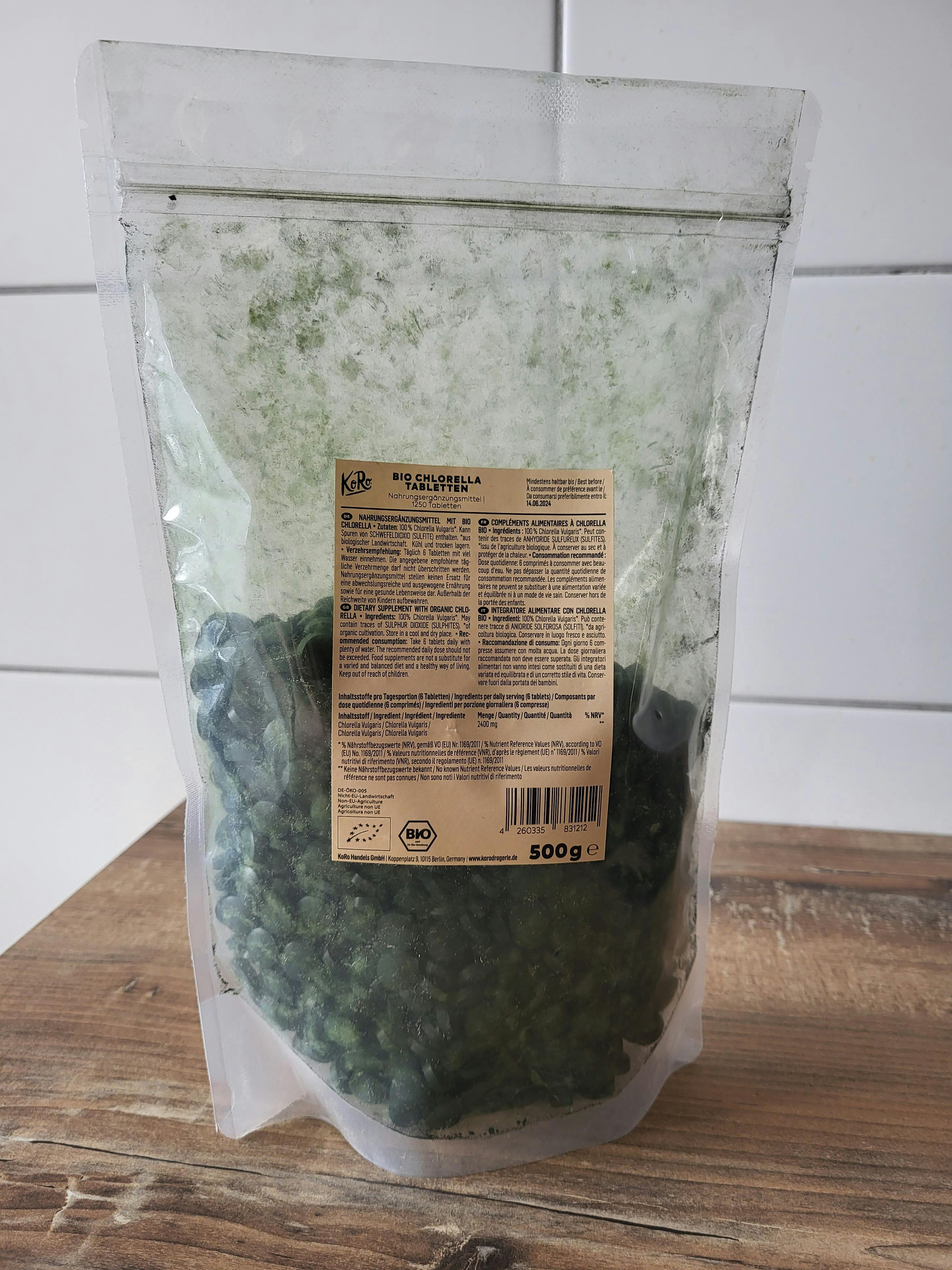 un sac en plastique rempli d' algues vertes et blanches