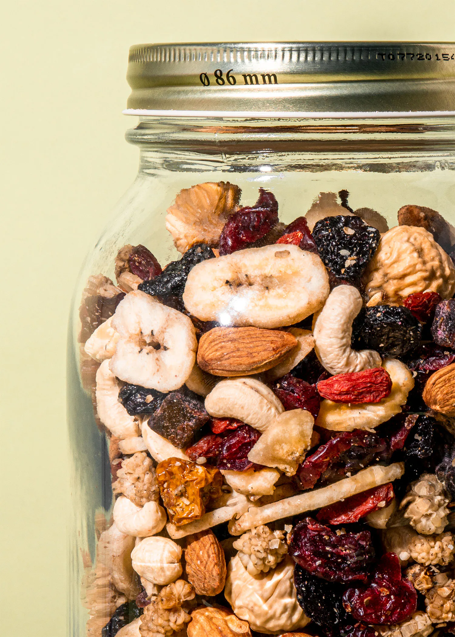 ein Glas voller Nüsse und Trockenfrüchte mit der Aufschrift 0.86 mm