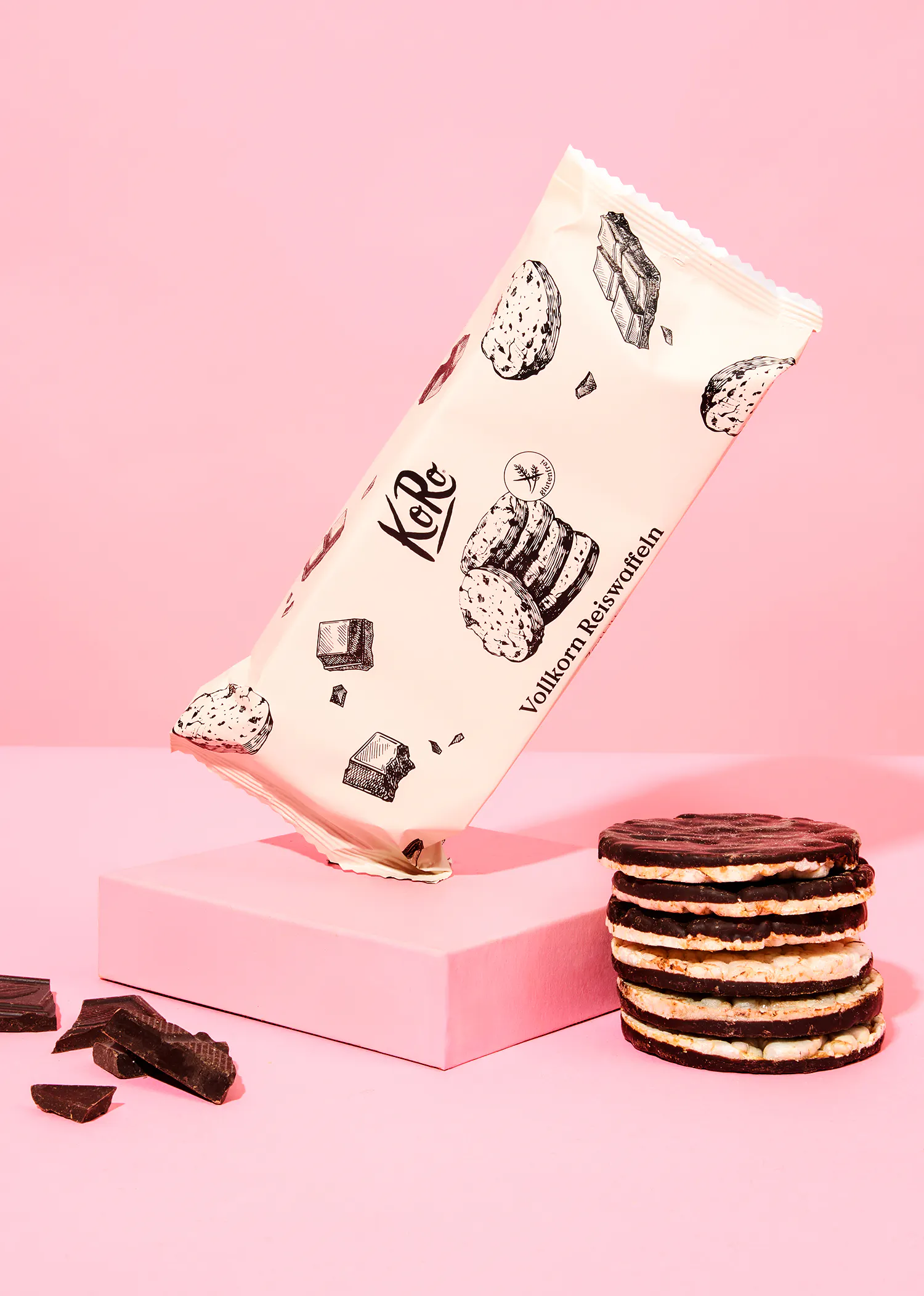 une pile de biscuits est posée à côté d' un paquet de koe koe