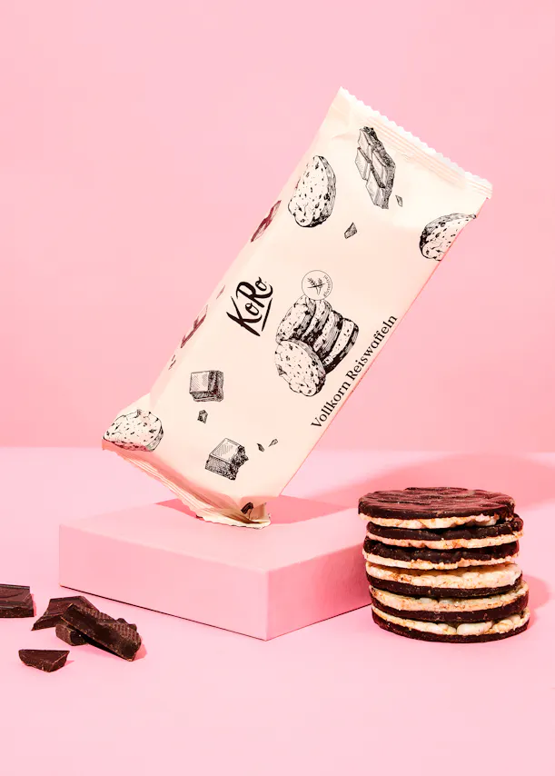 une pile de biscuits est posée à côté d' un paquet de koe koe