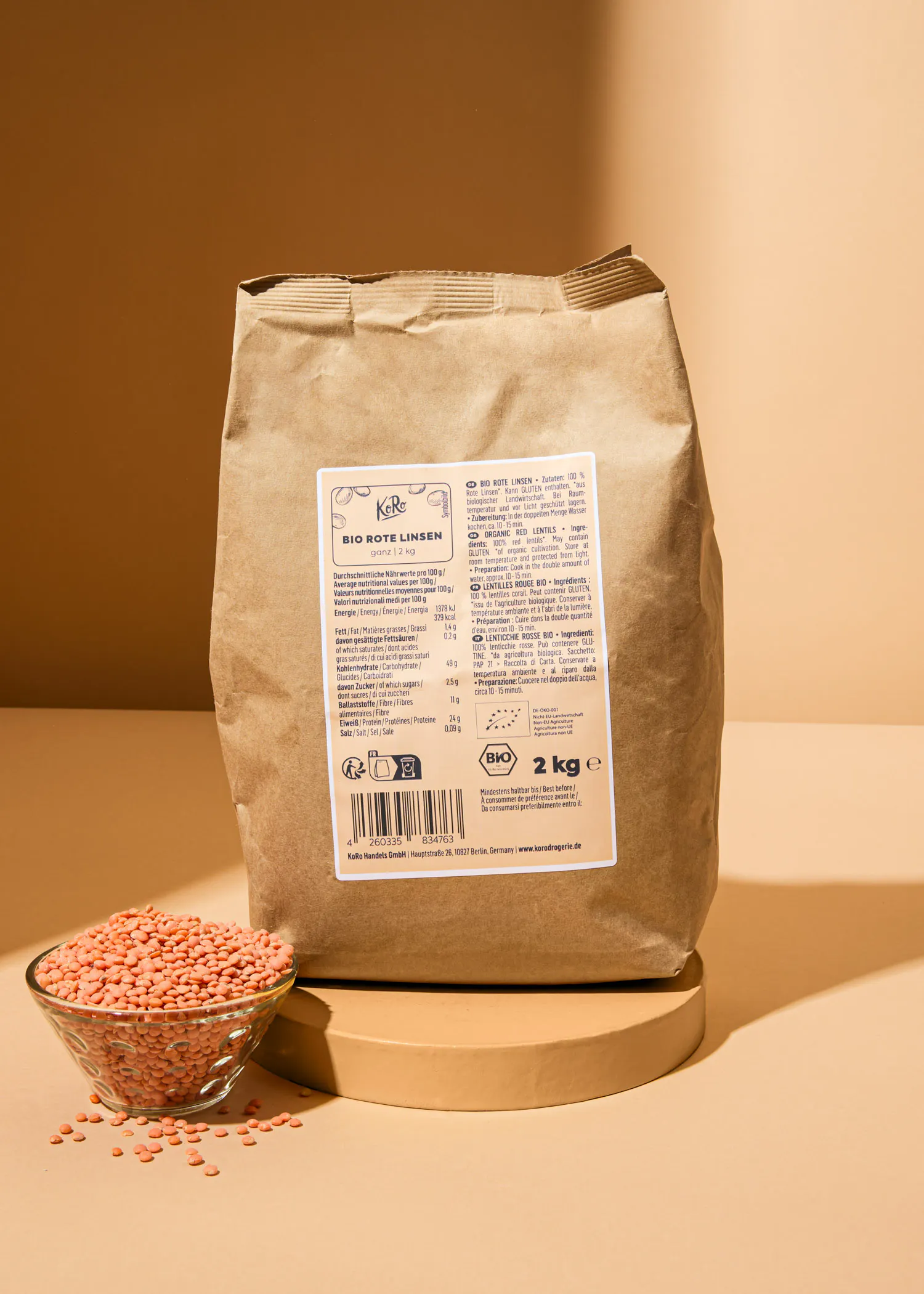 un sac de lentilles rouges bio de 2 kg est posé sur une table