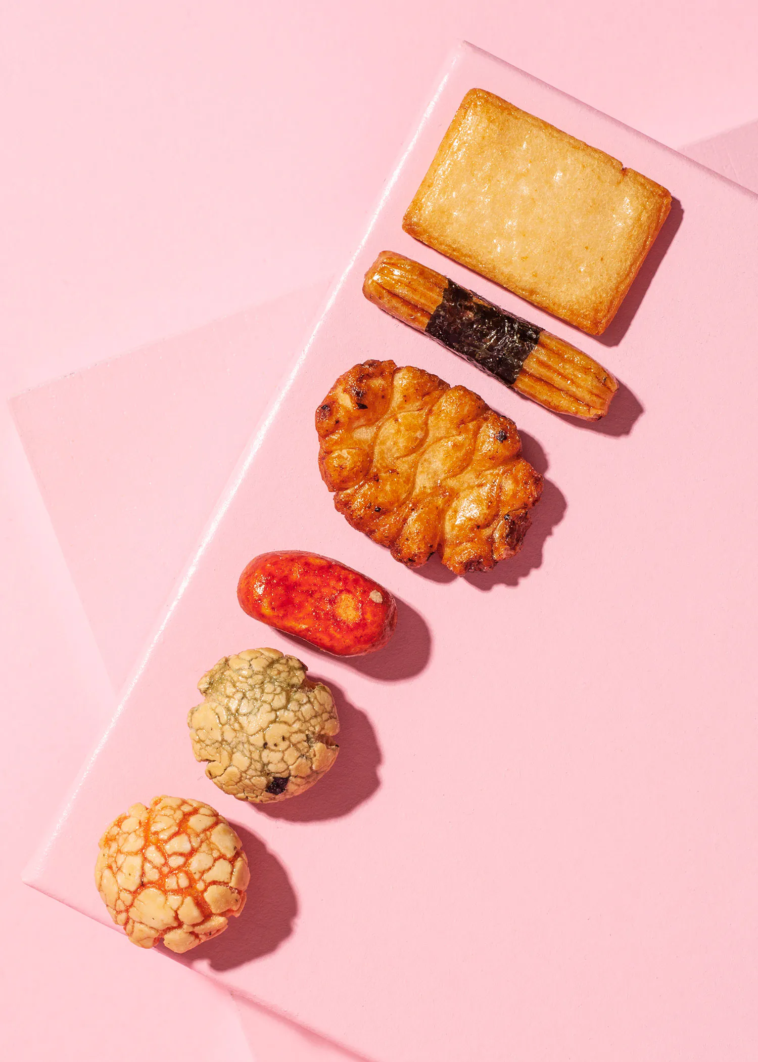 un groupe de biscuits est posé sur une surface rose
