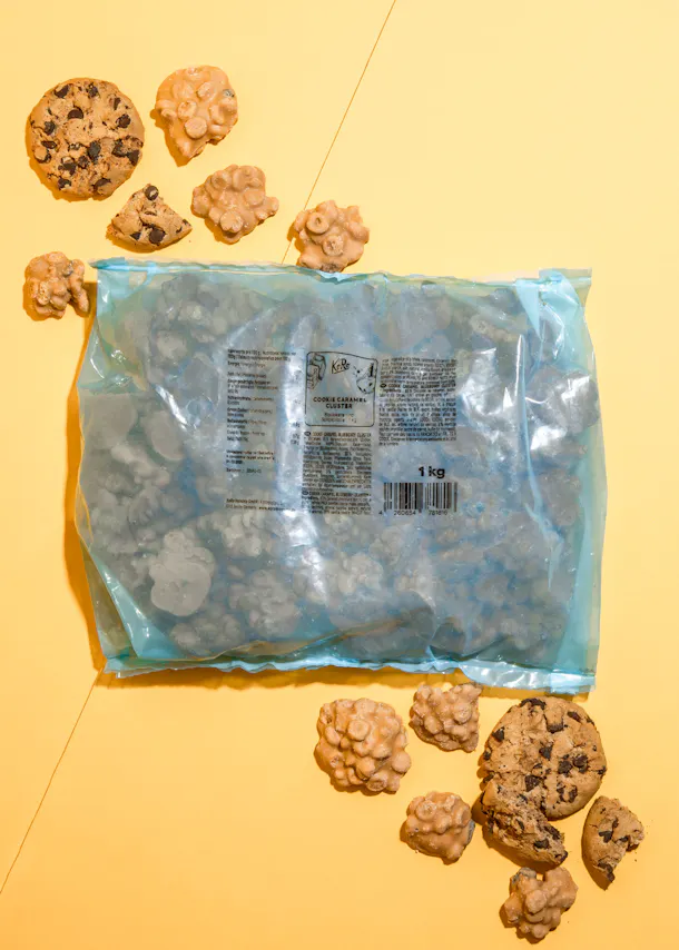 Eine Tüte Schokoladenkekse liegt auf einem Tisch