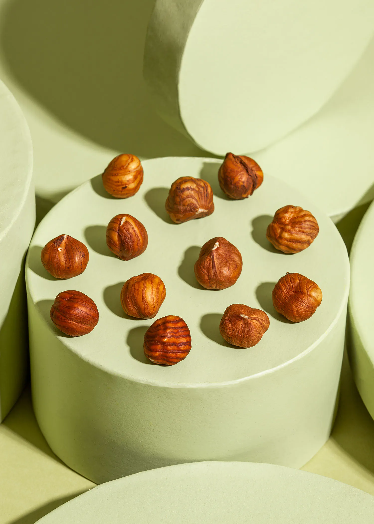 des noisettes sont assises sur un plateau vert