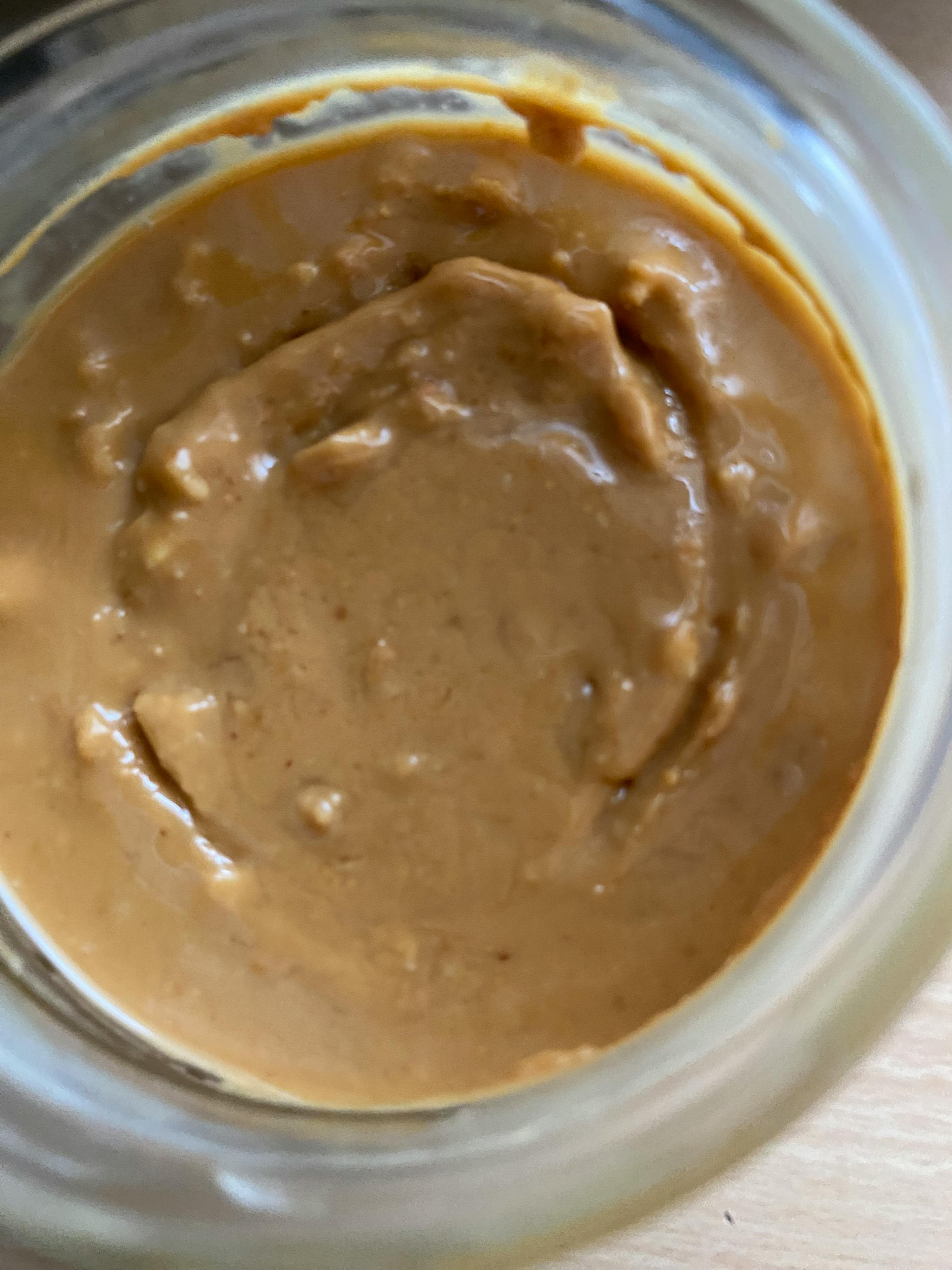 un gros plan d' un pot de beurre de cacahuète