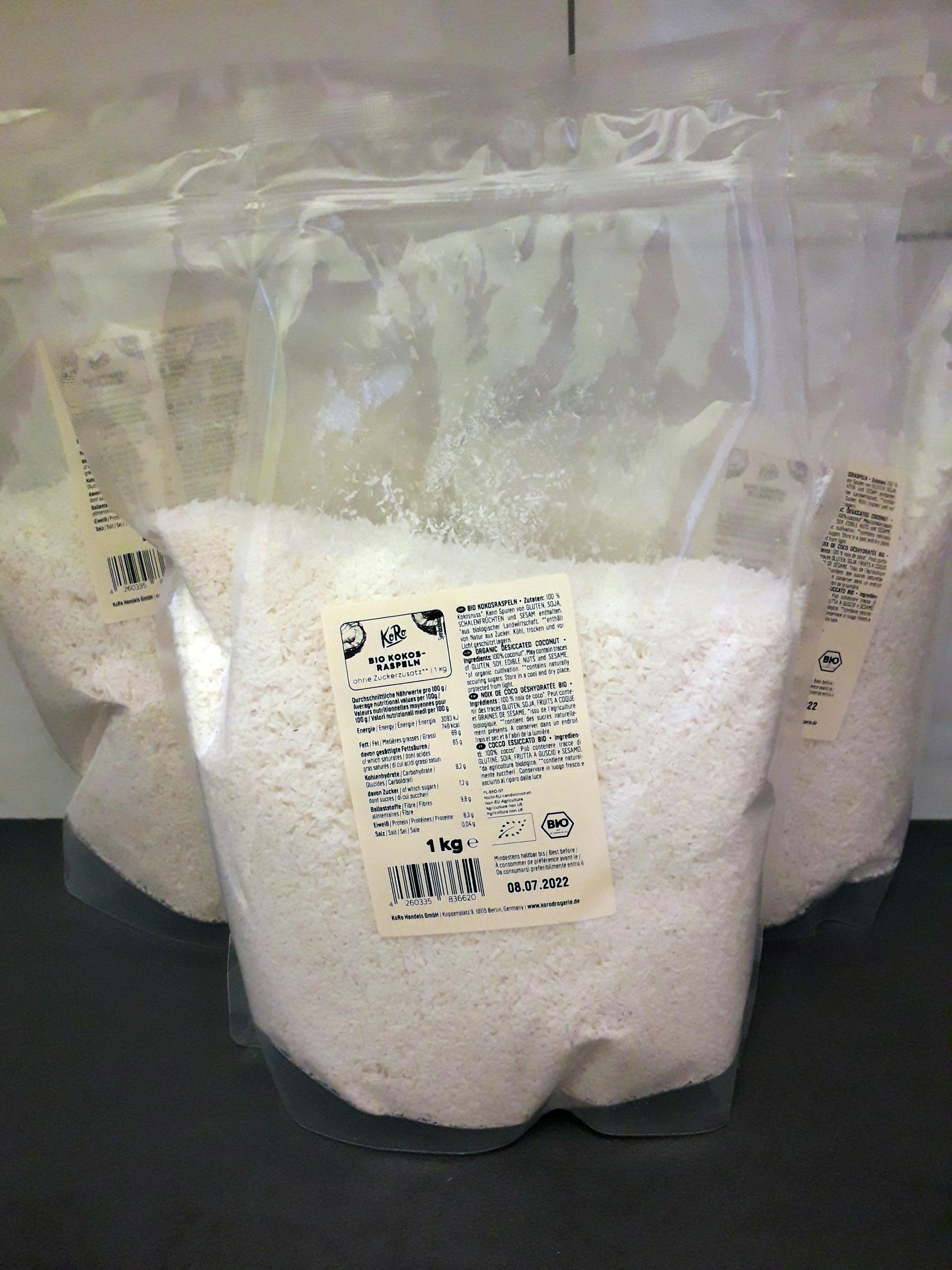 tre sacchetti di cocco sono impilati uno sopra l' altro