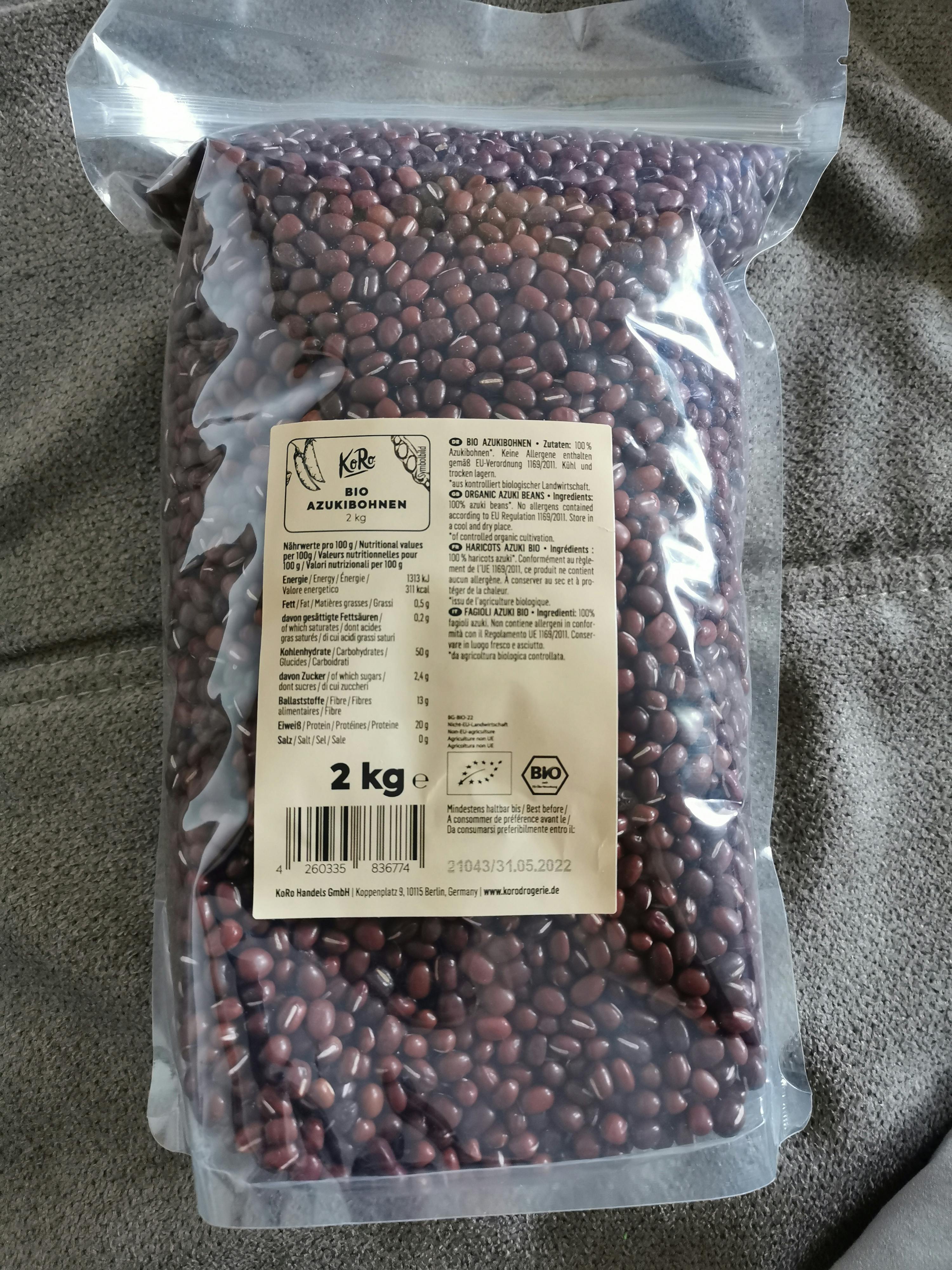 ein Plastikbeutel mit roten Bohnen steht auf einer Decke