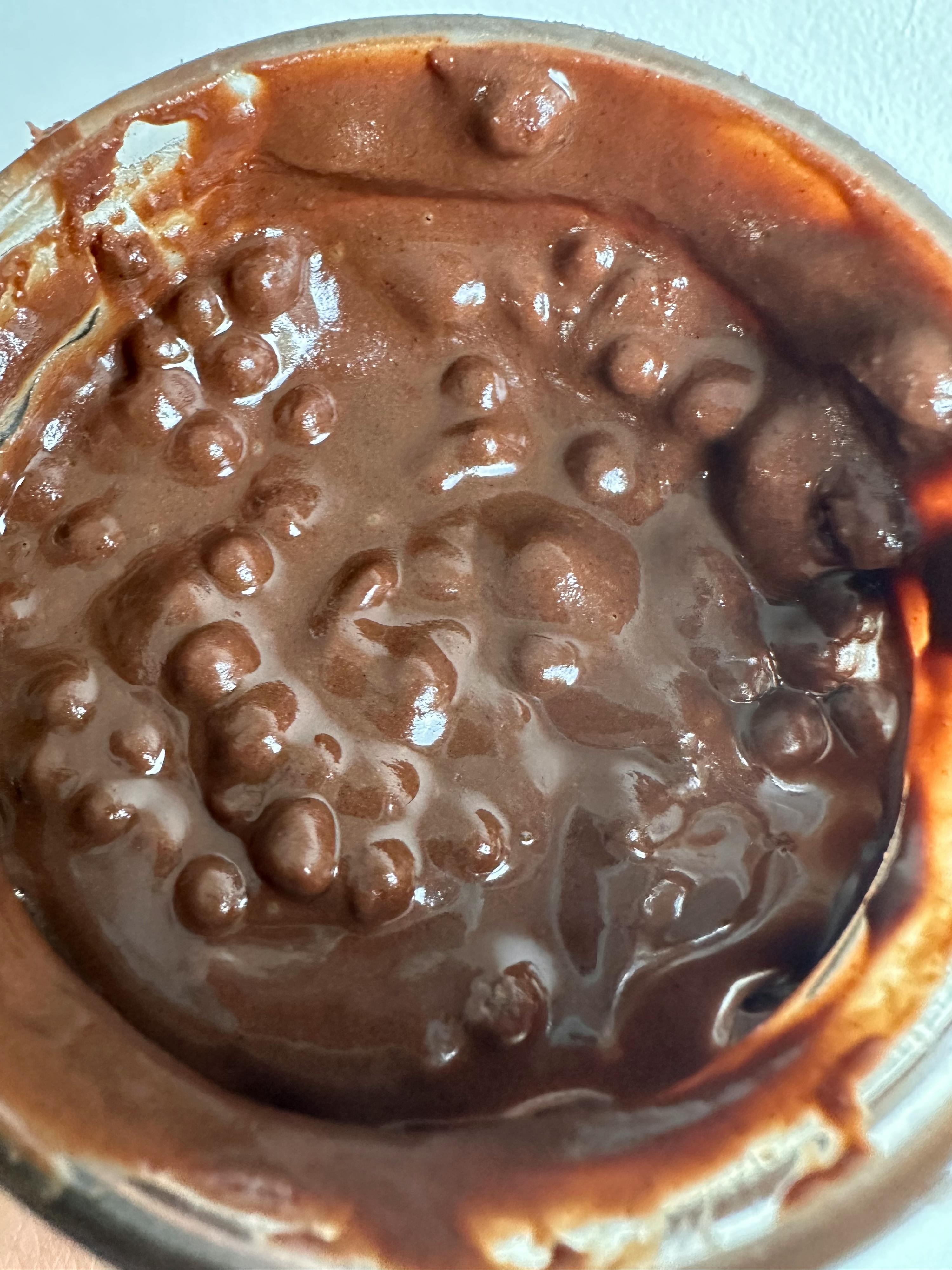 un primo piano di un barattolo di pudding al cioccolato