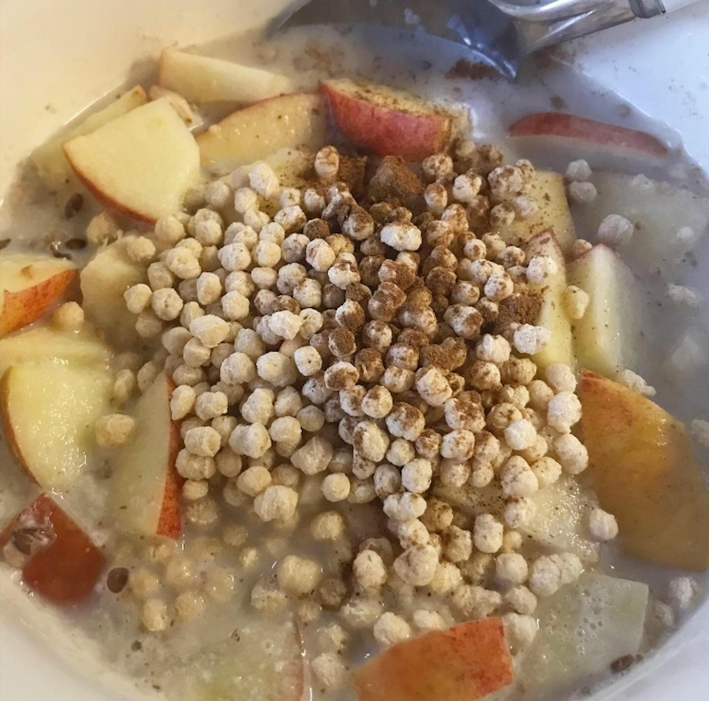 una ciotola di cereali con mele e cannella