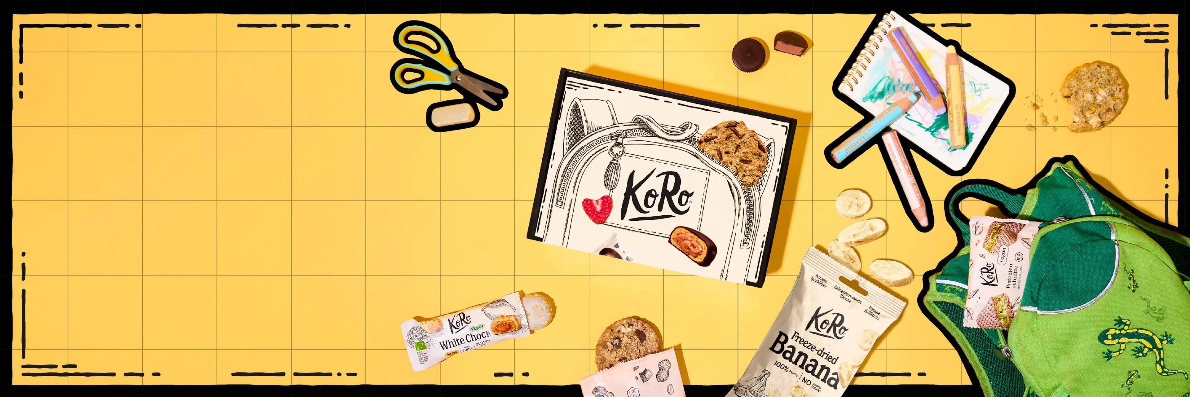 eine flache draufsicht auf einen gelben hintergrund mit koro-snacks, einer schultasche, einer schere und zeichenutensilien.