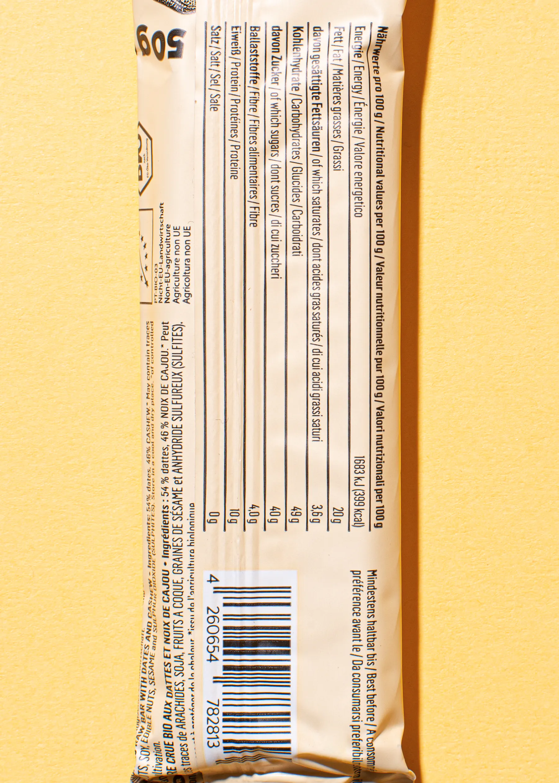 l' arrière d' une barre de chocolat avec des données nutritionnelles