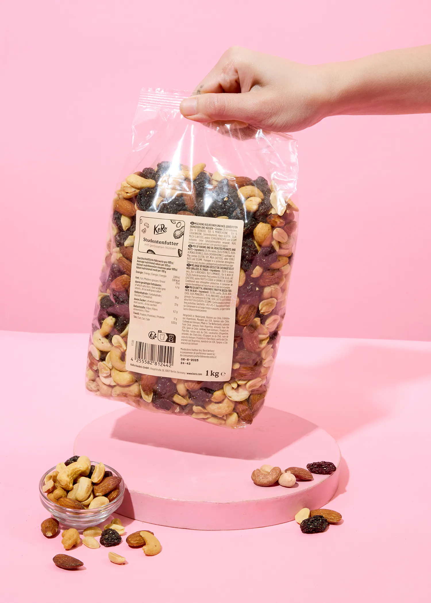 une personne tient un sac de noix et de raisins secs