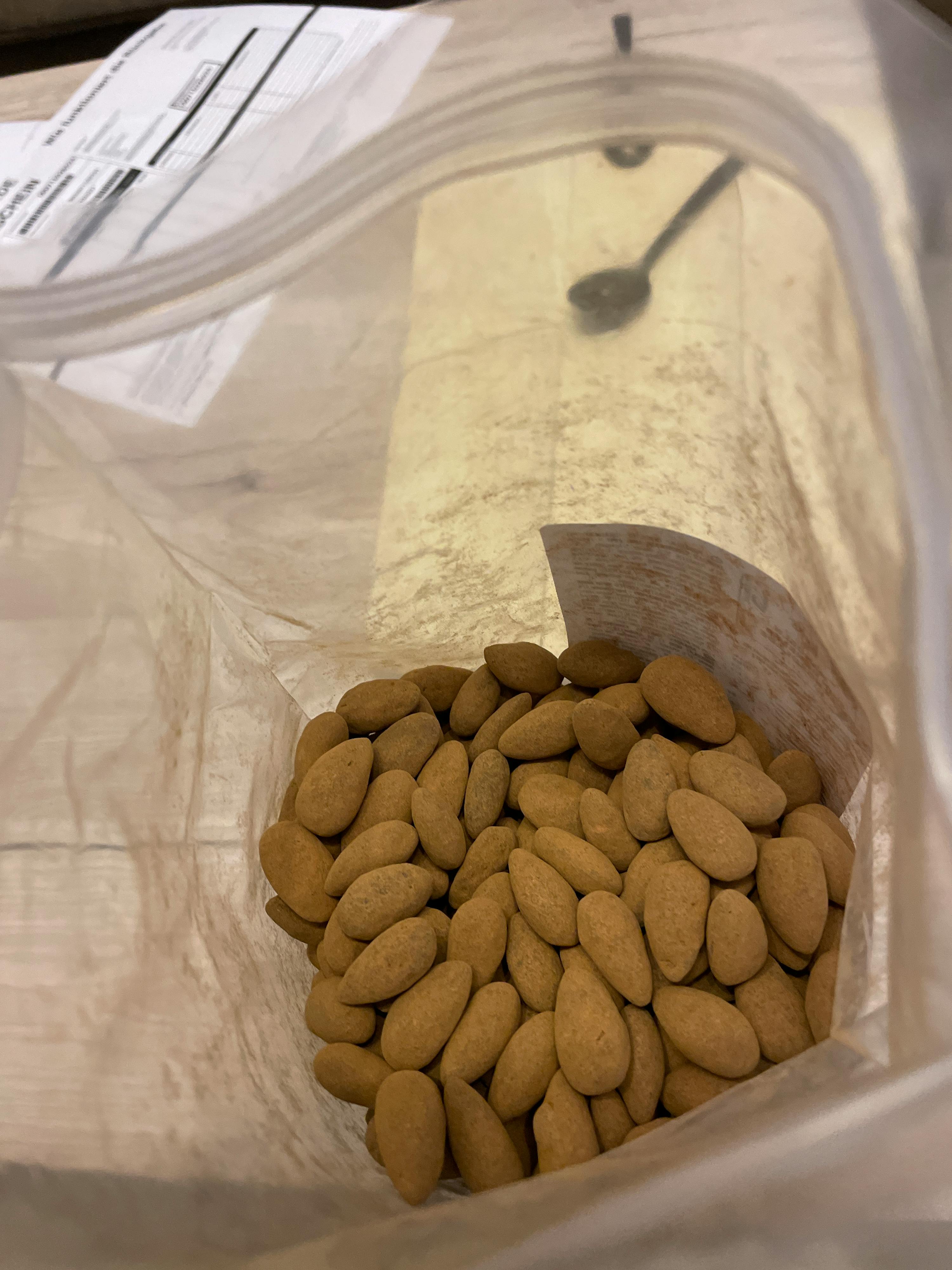 eine Nahaufnahme eines Plastikbeutels voller Erdnüsse