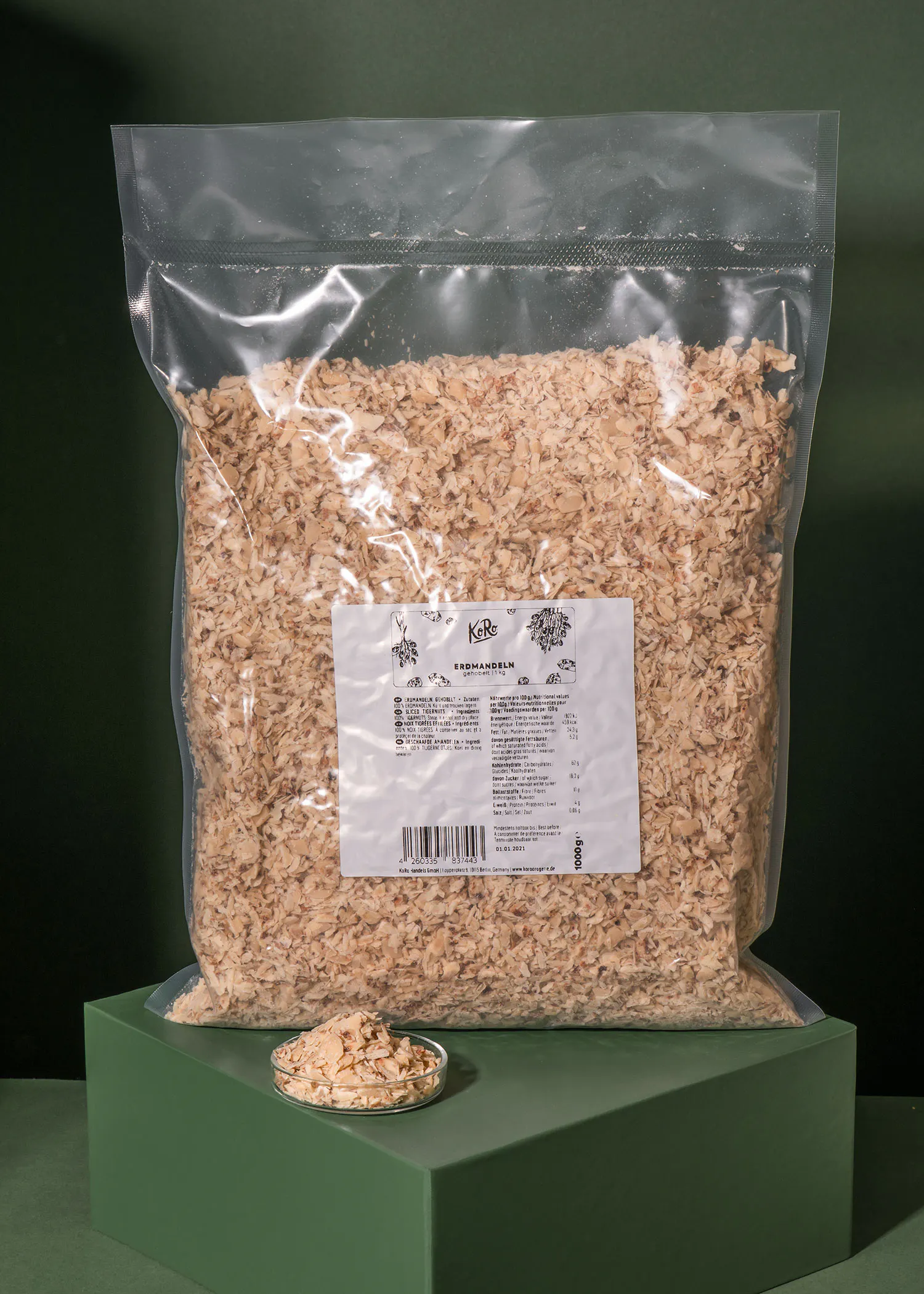 un sac de flocons d' avoine posé sur une table verte