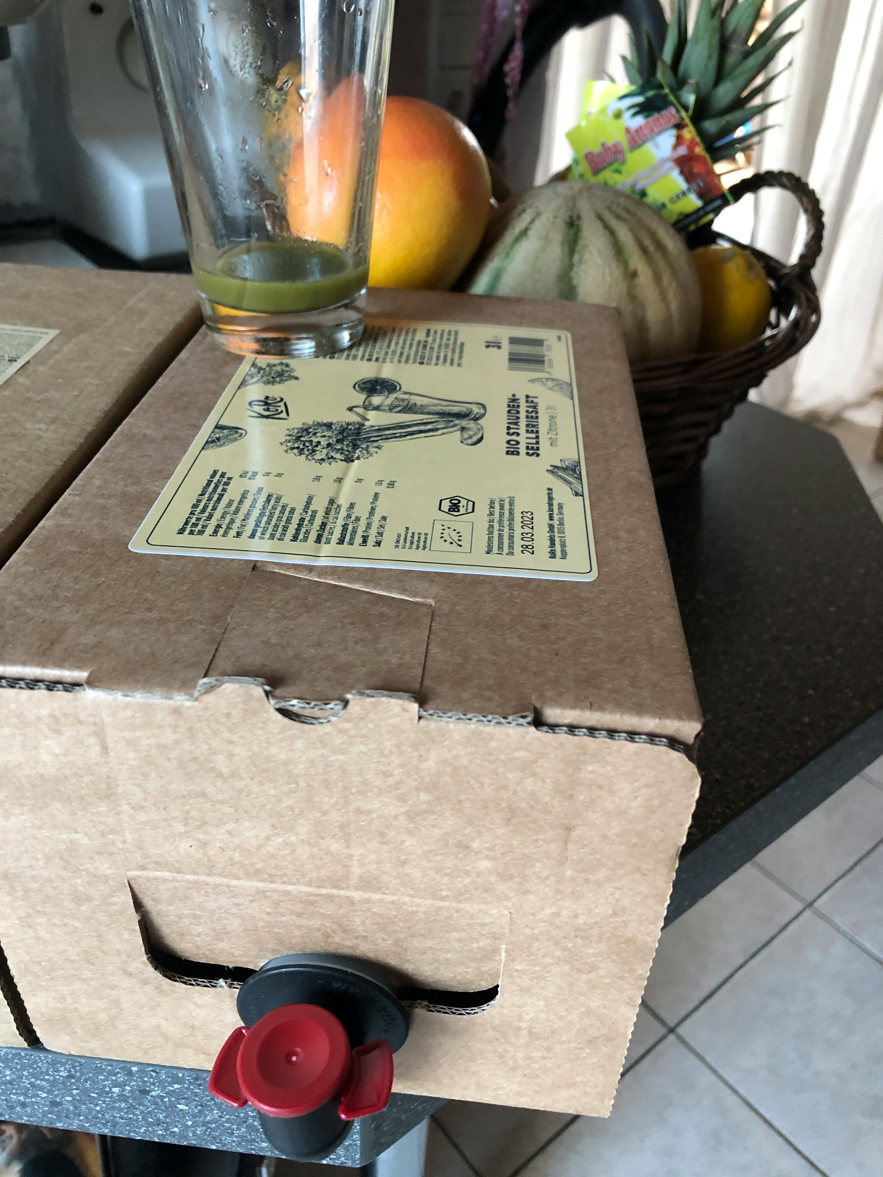 une bouteille est remplie d' un liquide dans une boîte en carton