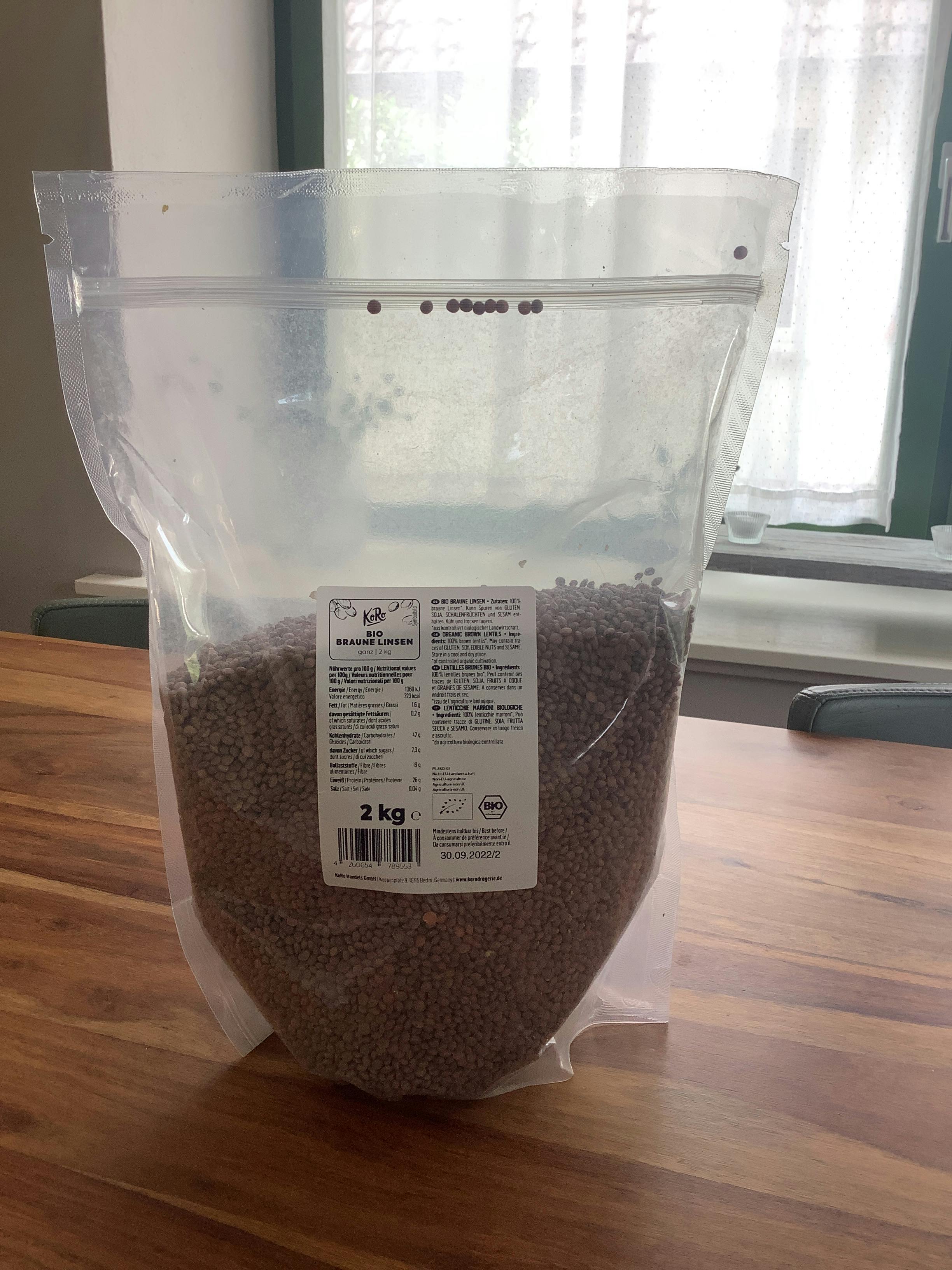 un sac en plastique avec une étiquette de 2 kg de haricots bruns