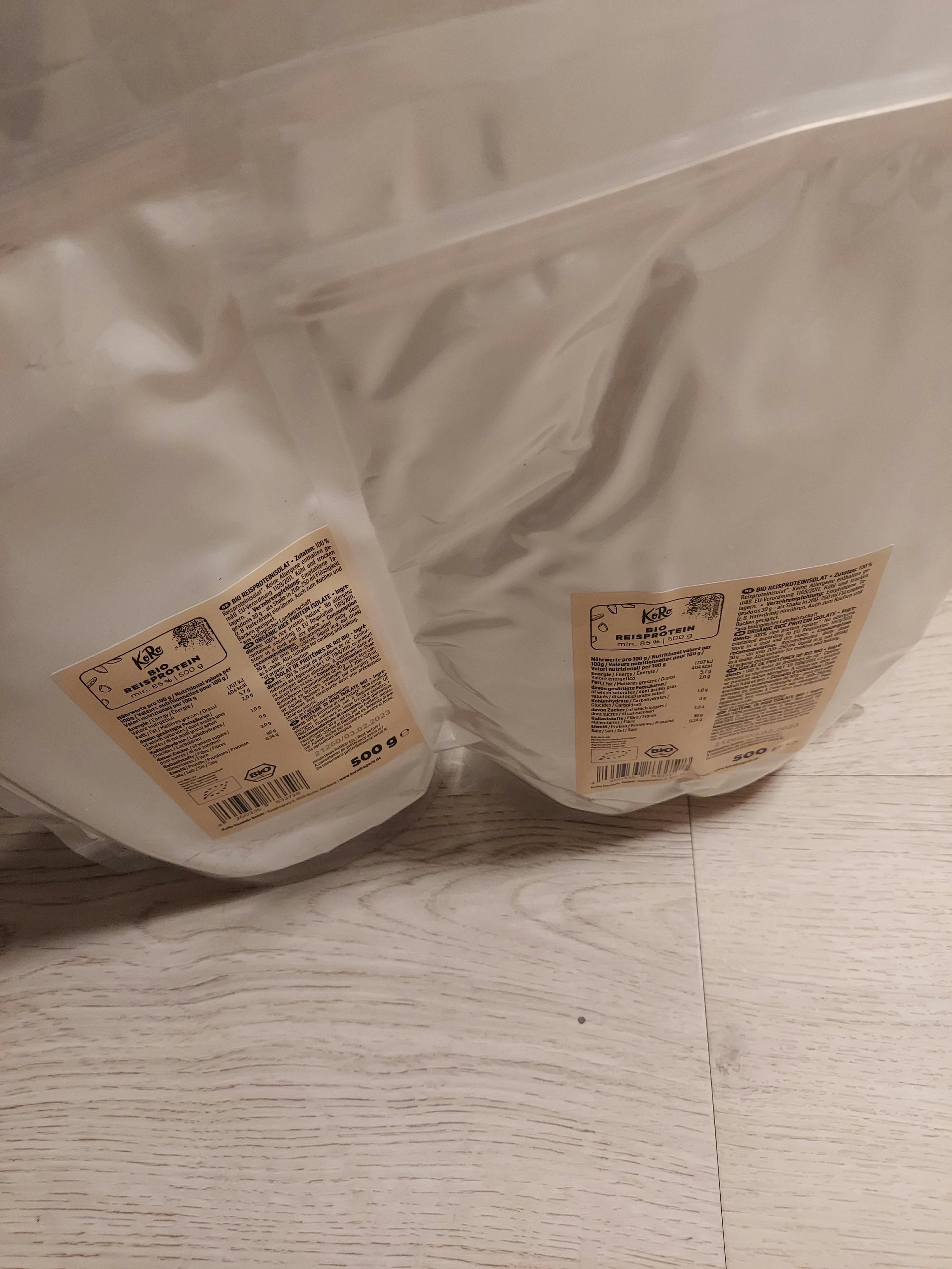 zwei Plastiktüten auf einer Holzoberfläche mit einem Etikett auf der Rückseite