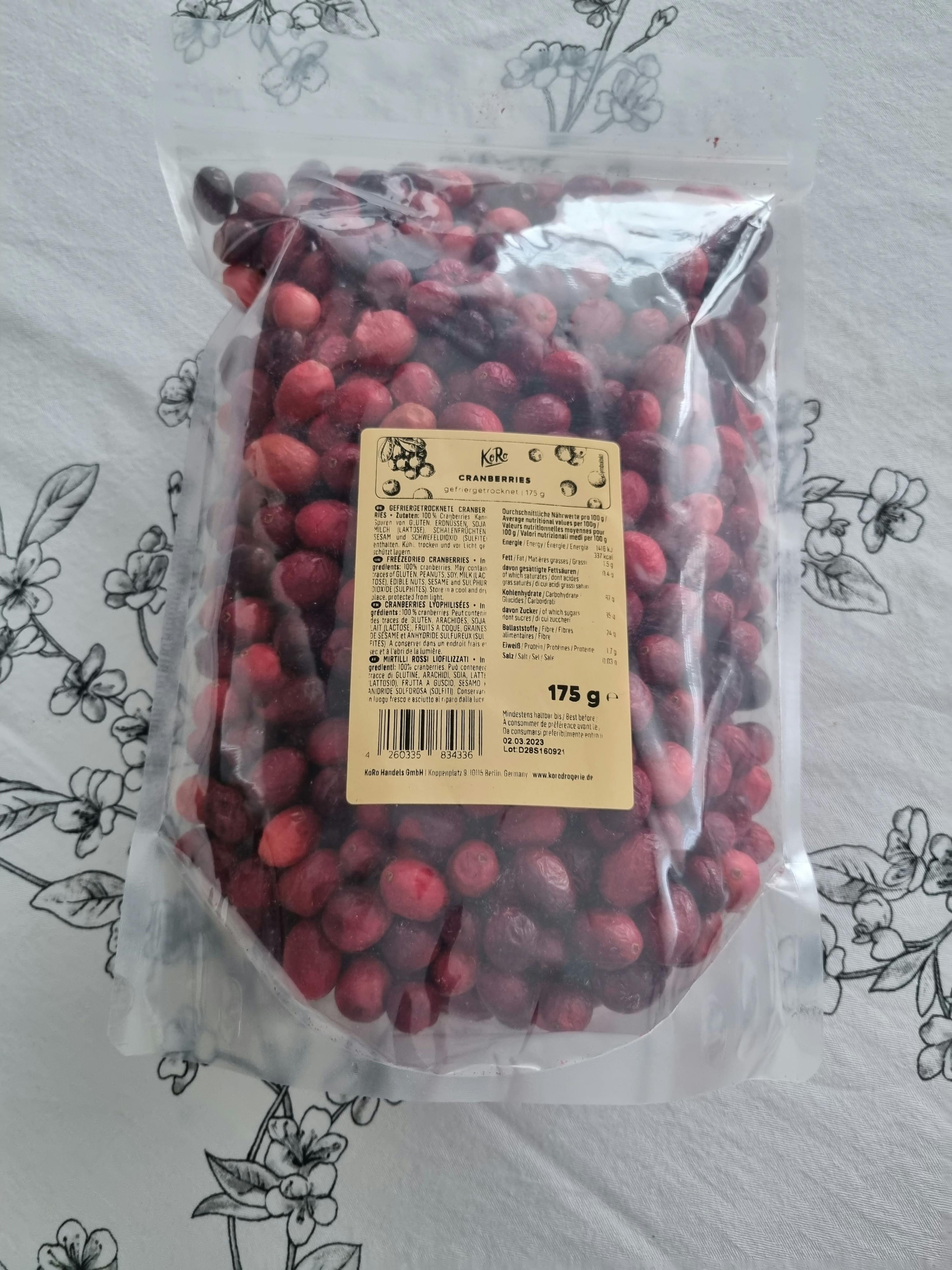 ein Plastikbeutel mit 175 g Kirschen liegt auf einem Tisch