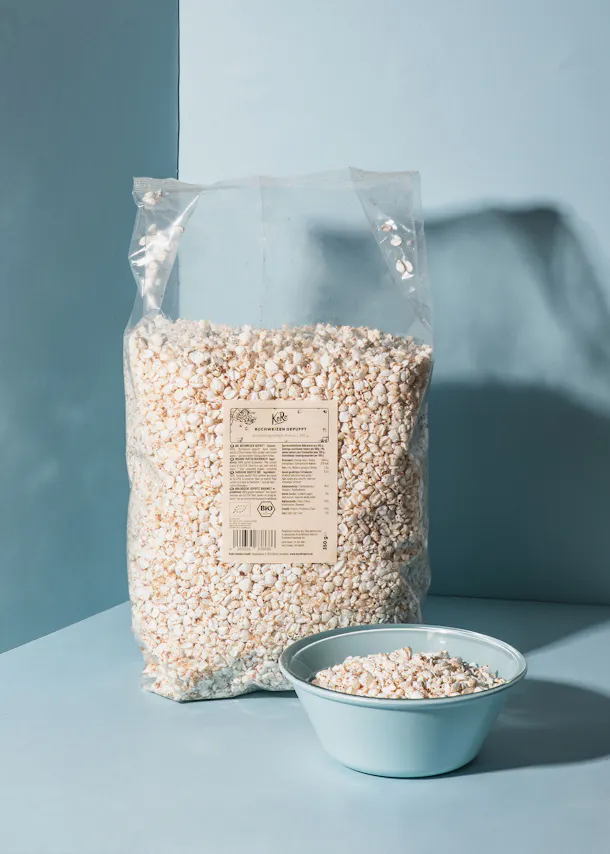 ein großer Plastiksack steht neben einer blauen Schüssel mit Reis