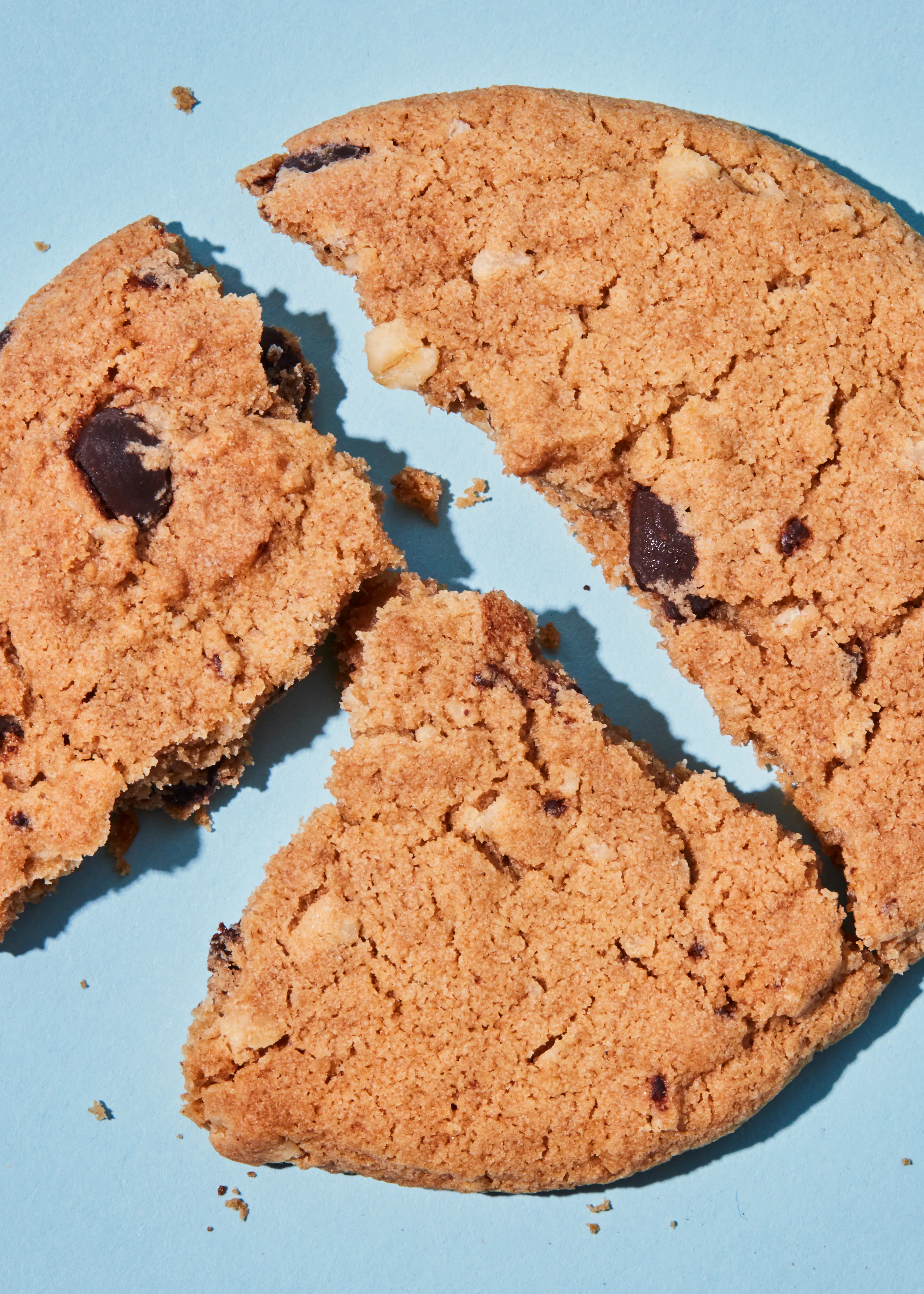 un biscuit aux pépites de chocolat a été coupé en deux