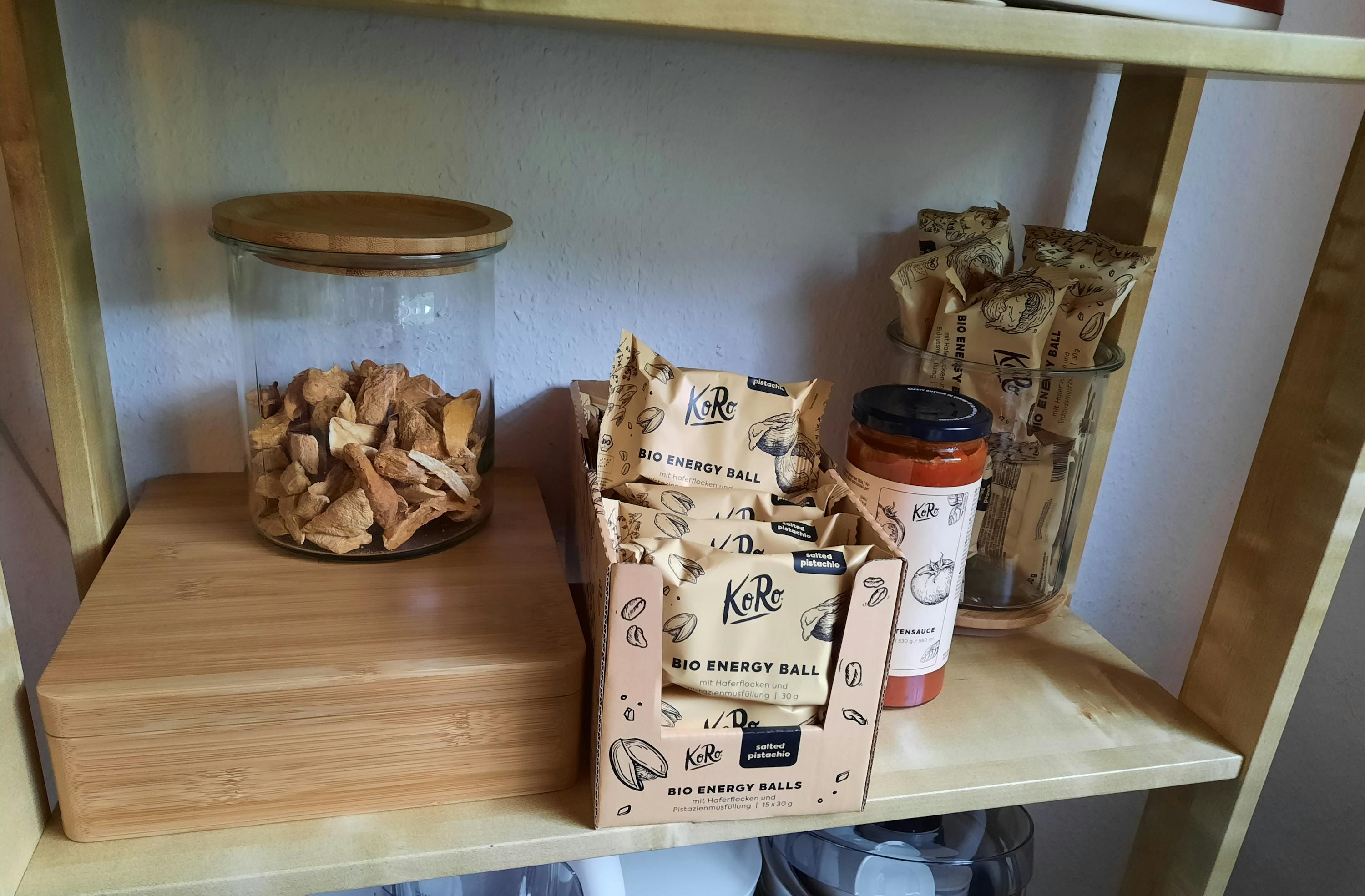 ein Regal mit einer Schachtel Kekse und einem Glas Kekse