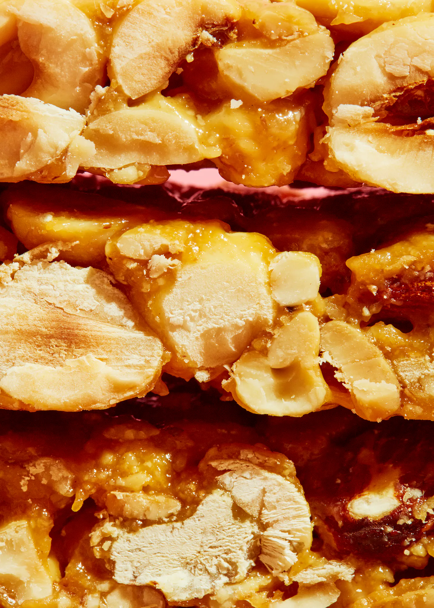 un gros plan d' un morceau de nourriture sur une table rose