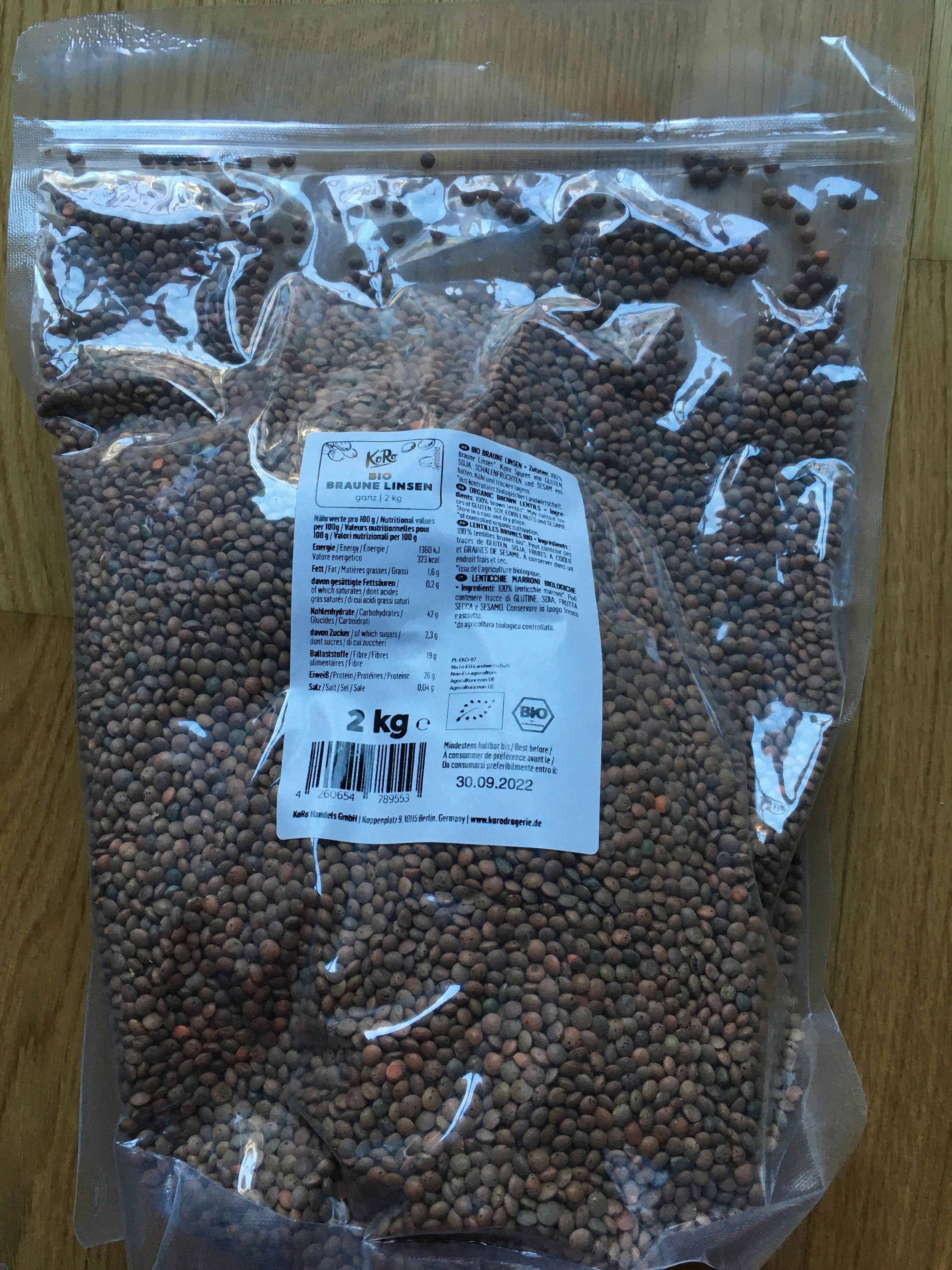 un sac de lentilles brunes avec une étiquette de 2 kg