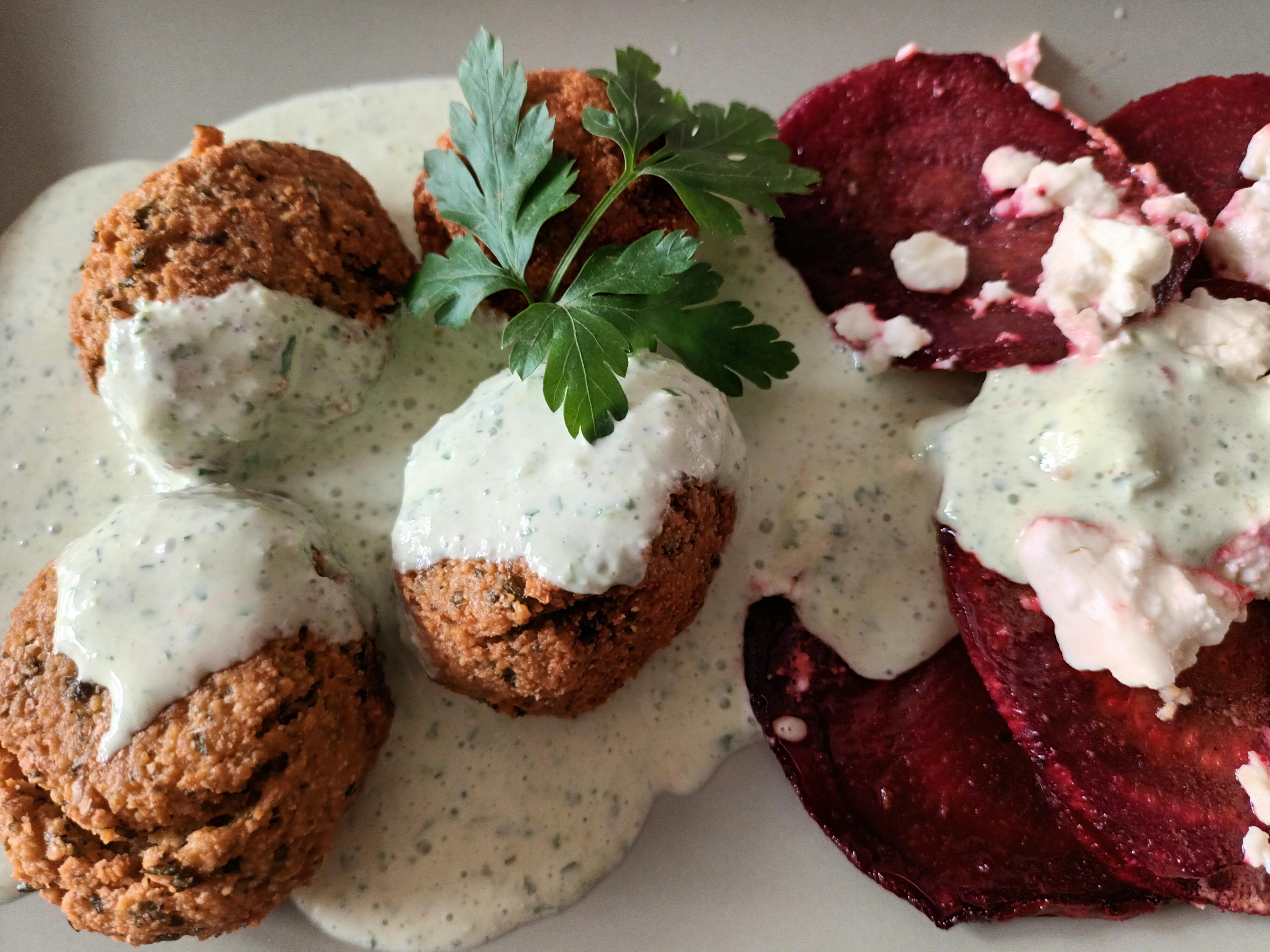 ein teller mit falafel und rote beete mit sauce