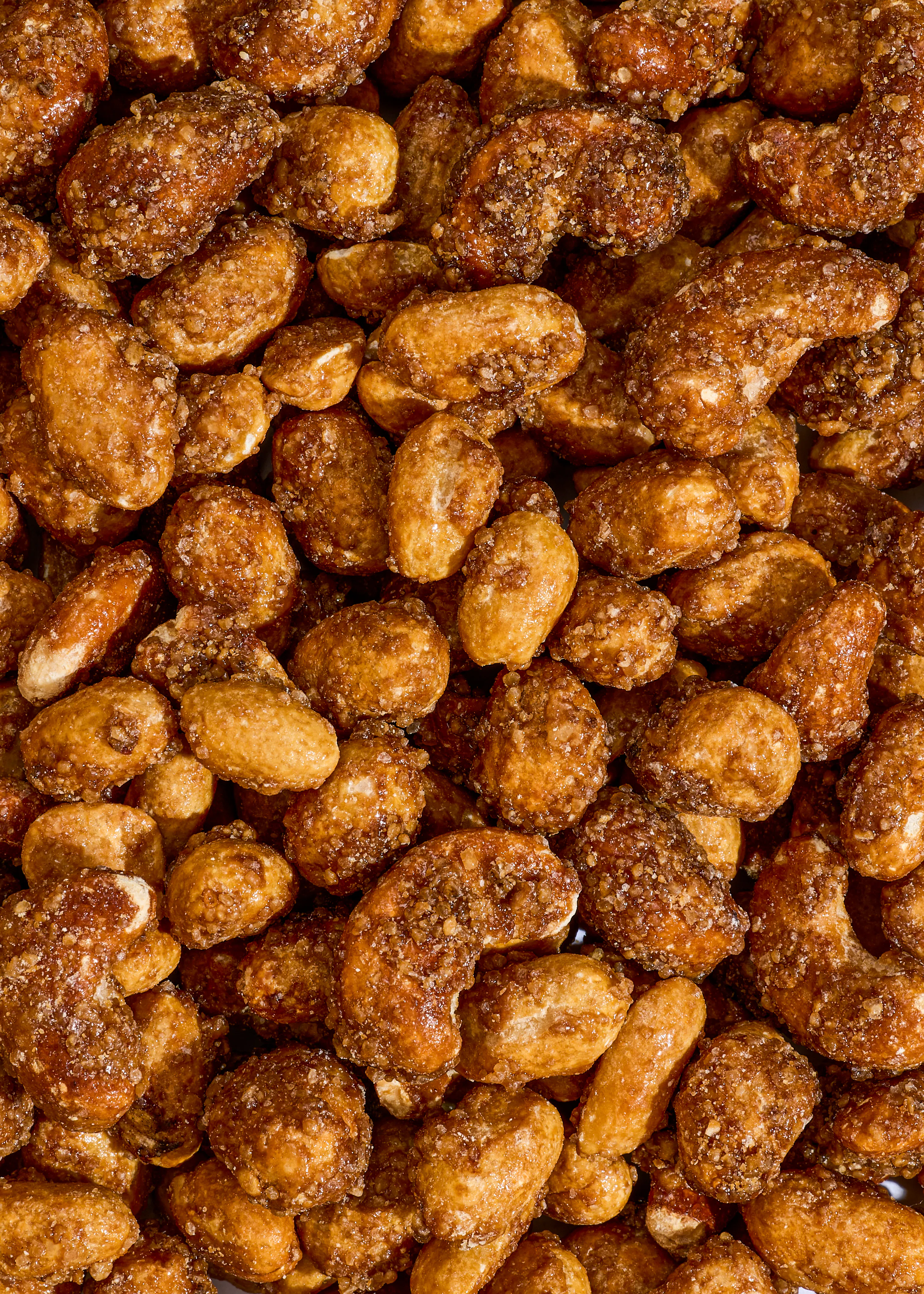 un gros plan d' un tas d' amandes caramélisées