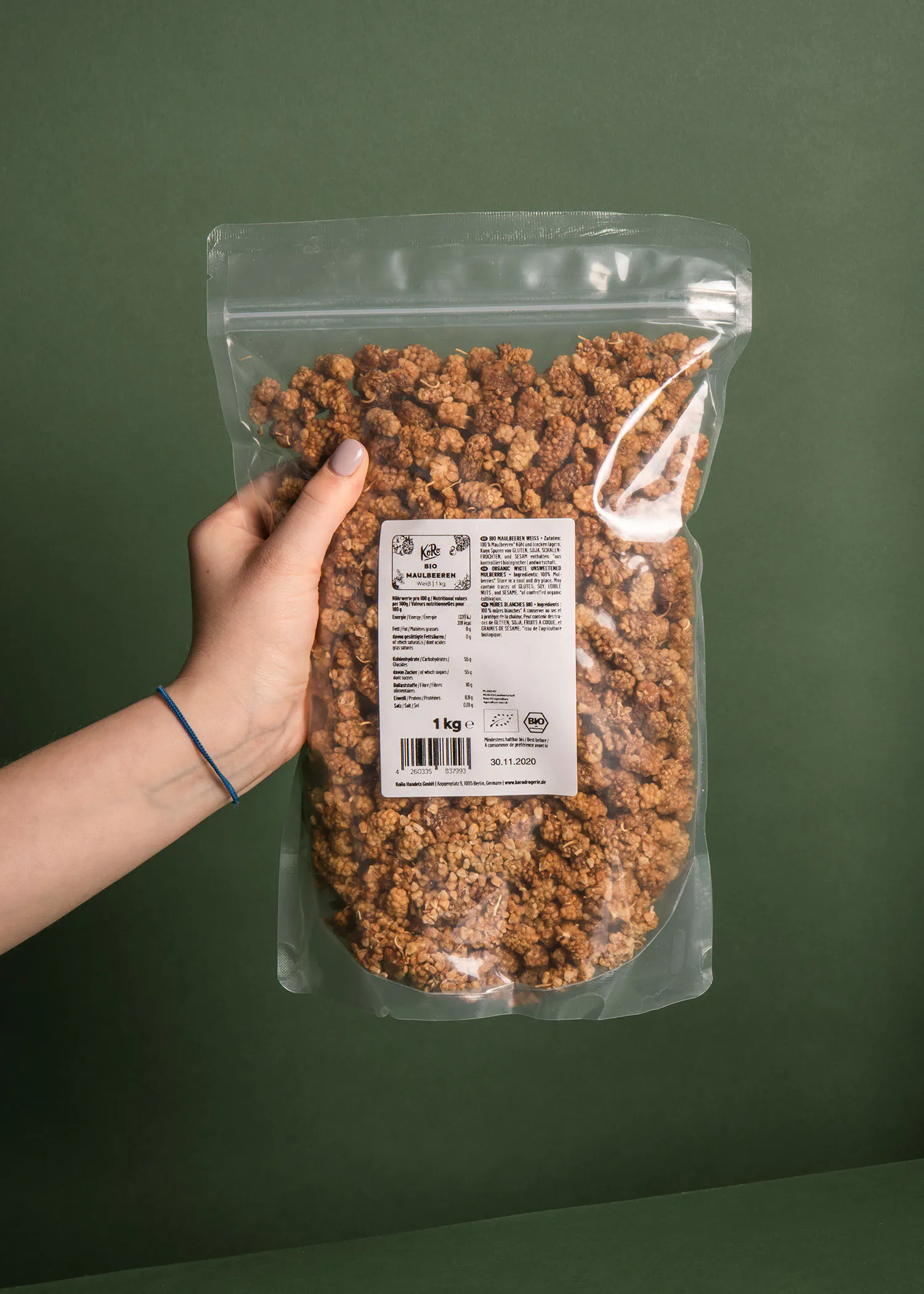 eine Person hält einen Plastikbeutel mit Müsli in der Hand