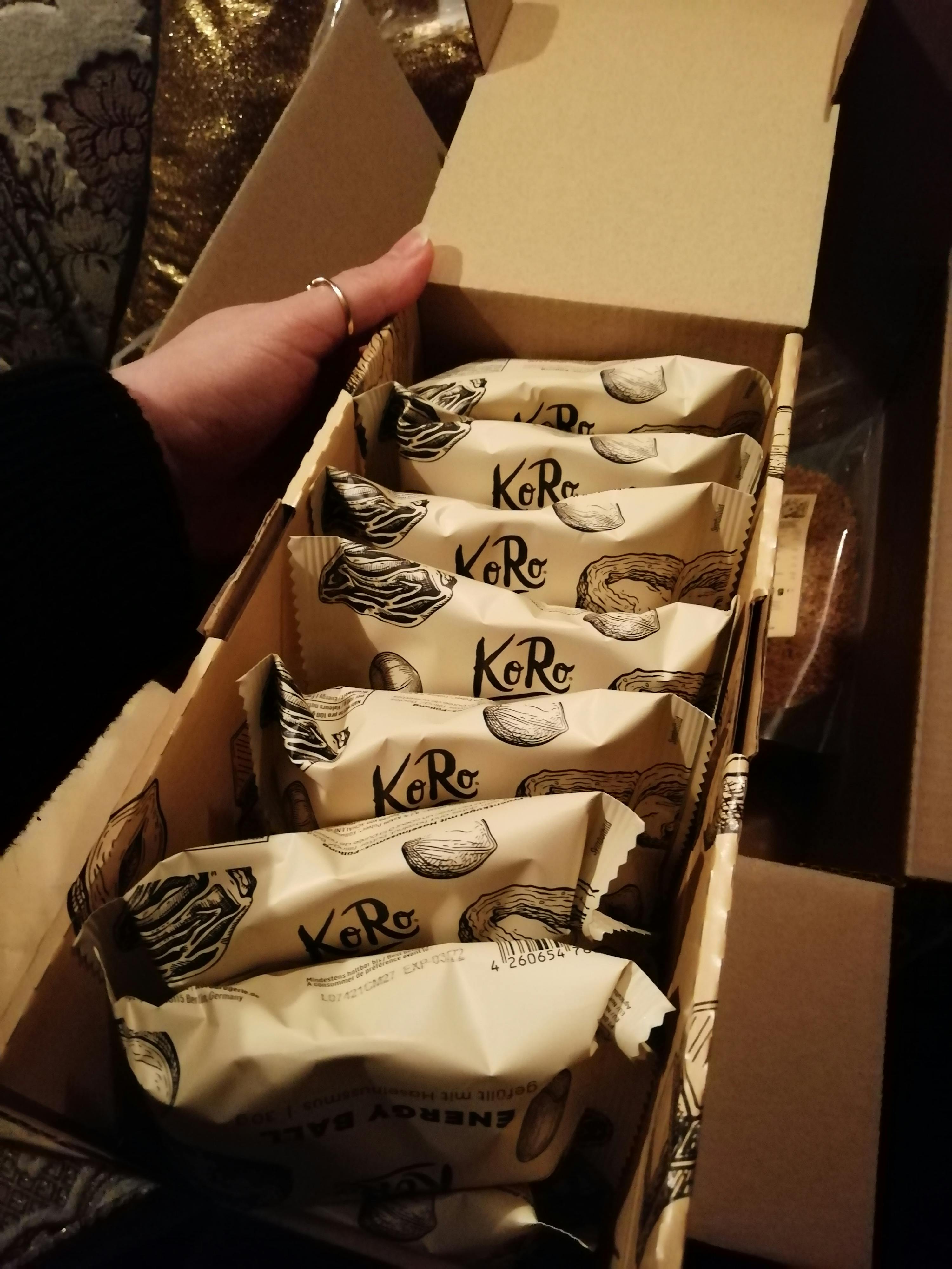 una persona tiene in mano una scatola di barrette energizzanti