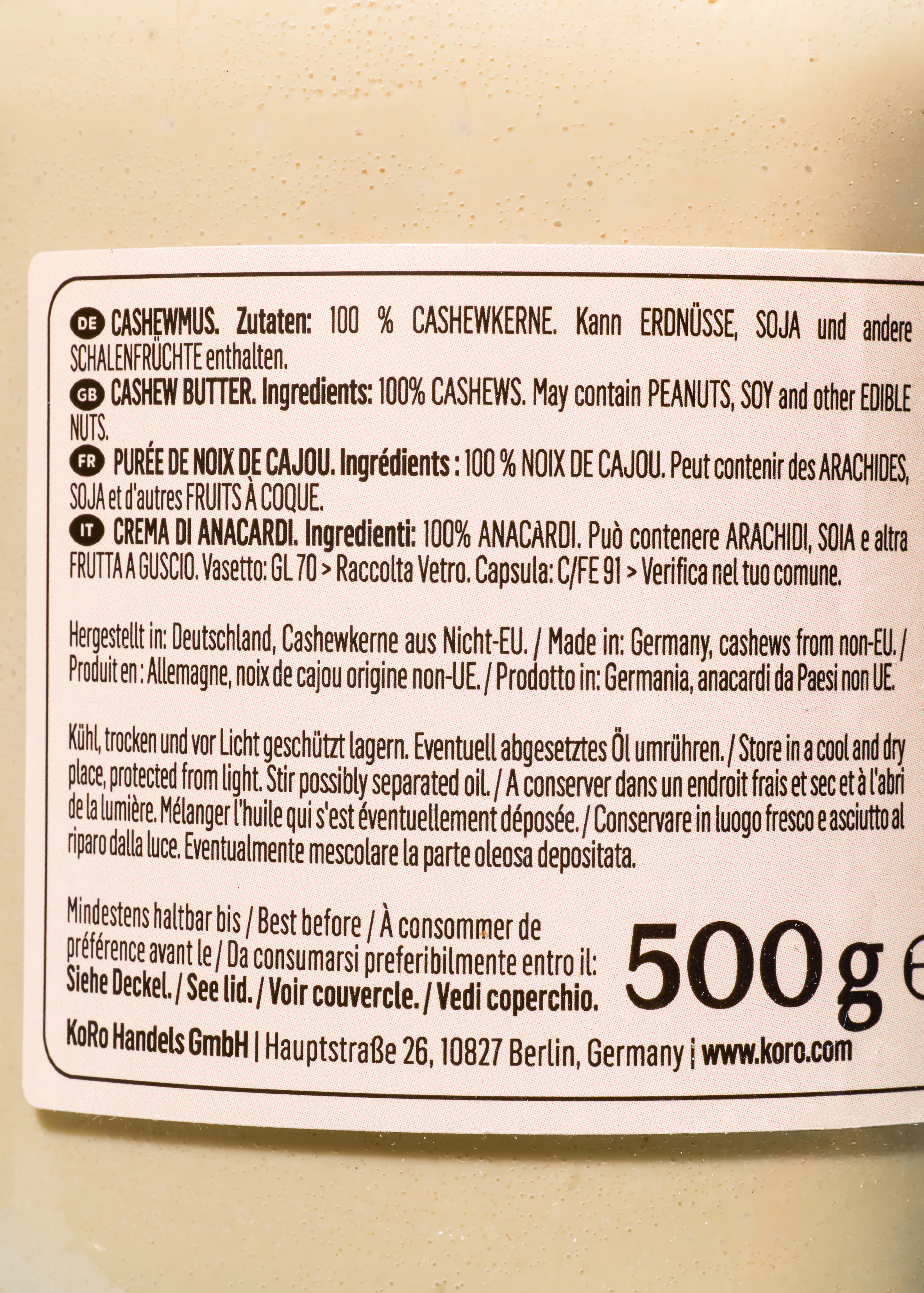 etikett eines cashewmusglases mit zutatenliste, allergenhinweisen, herkunftsland, lagerungshinweisen, mindesthaltbarkeitsdatum, gewichtsangabe von 500g und herstellerinformationen.
